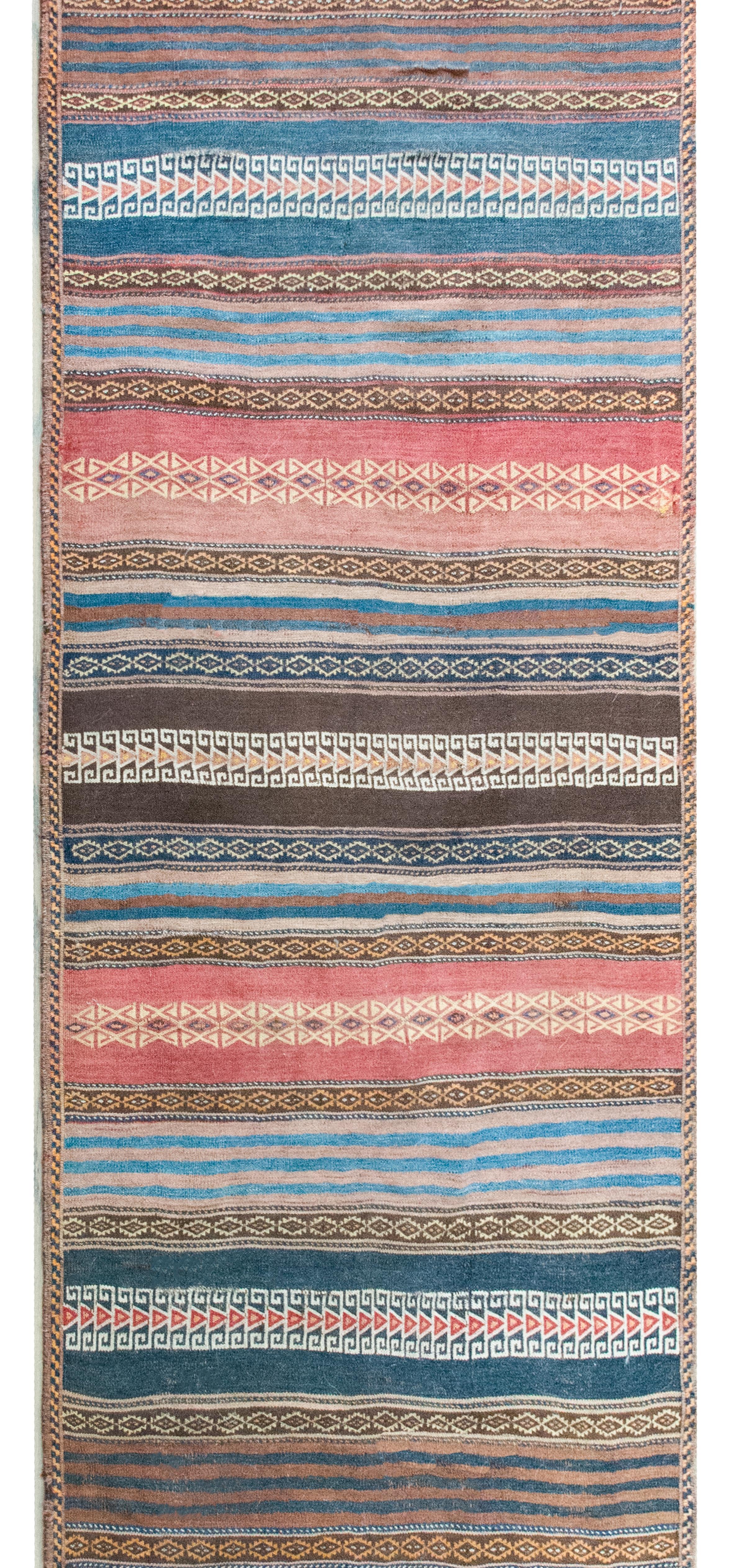Un audace e bellissimo tappeto persiano Afghani Baluch Kilim dell'inizio del XX secolo con una miriade di strisce orizzontali, alcune a tinta unita e altre con motivi geometrici e floreali stilizzati, tutte tessute in varie tonalità di lana color
