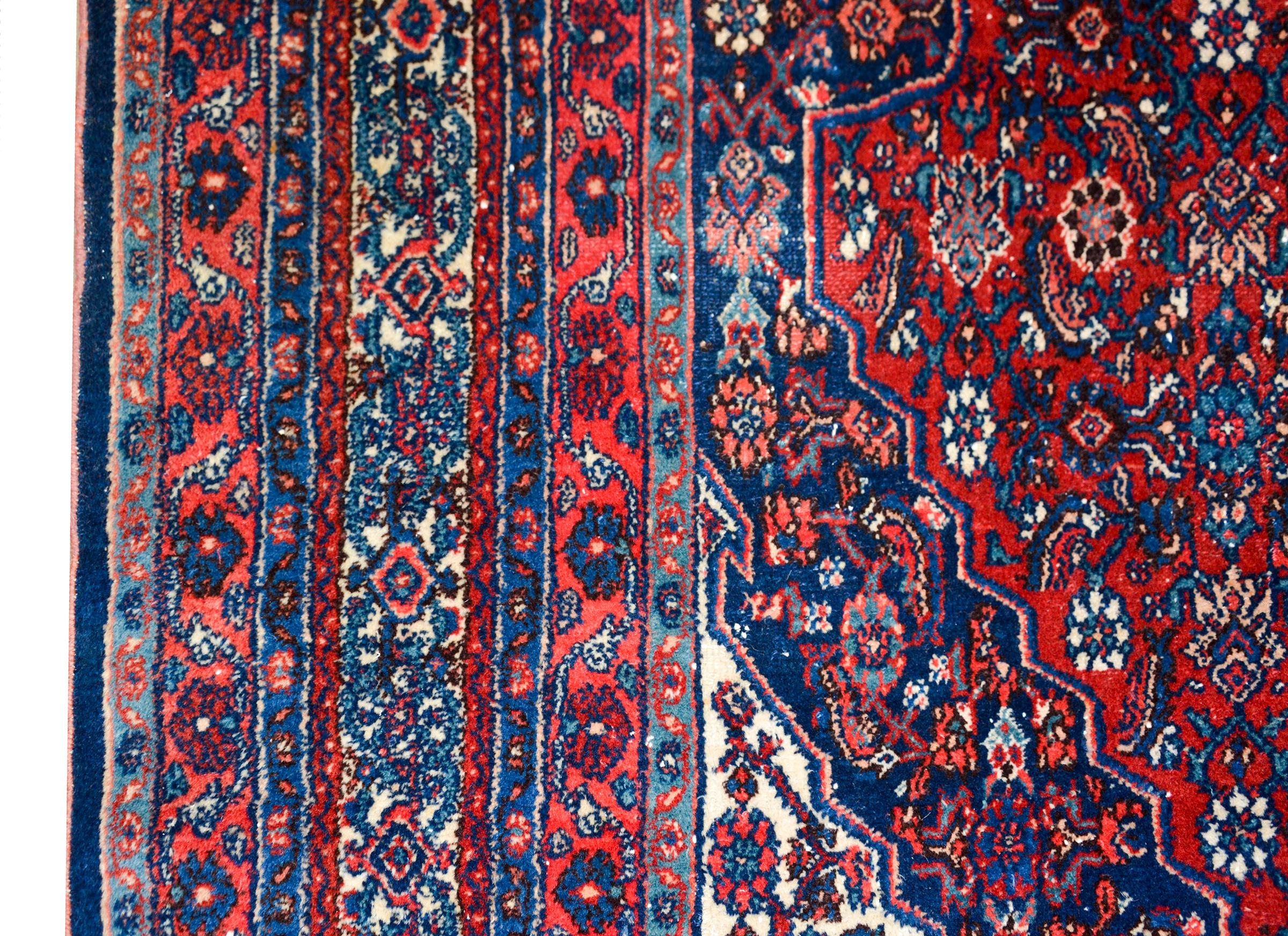 Early 20th Century Persian Bibikabad Rug In Good Condition For Sale In Chicago, IL