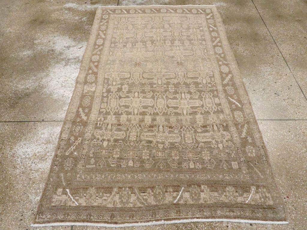 Un ancien tapis d'accent persan Bidjar. La frontière entre la ville et le village kurde de Bidjar est pour le moins ténue. Ce parterre au champ taupe abrasé présente une version résolument rustique du motif Herati, avec de larges et longues