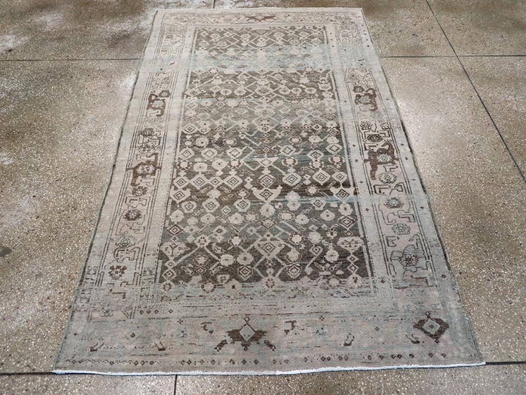 Un ancien tapis d'accent persan Bidjar. Ce village kurde de construction extrêmement solide présente un motif de petites rosettes reliées de façon erratique sur un fond d'ardoise abrasée, encadré par une bordure de palmettes de tortue incroyablement