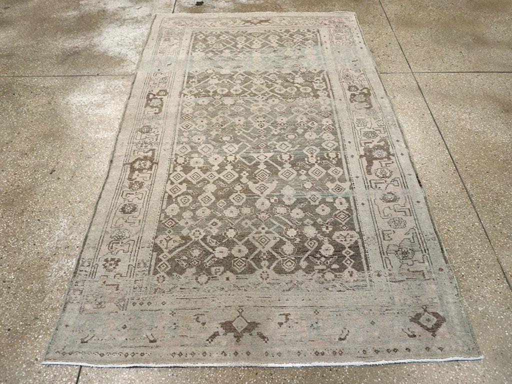 Una antigua alfombra persa de acento Bidjar. Esta dispersión kurda de aldea, de construcción sumamente sólida, muestra un motivo de pequeñas rosetas erráticamente conectadas sobre un suelo de pizarra abujardada, enmarcado por un borde de palmetas de