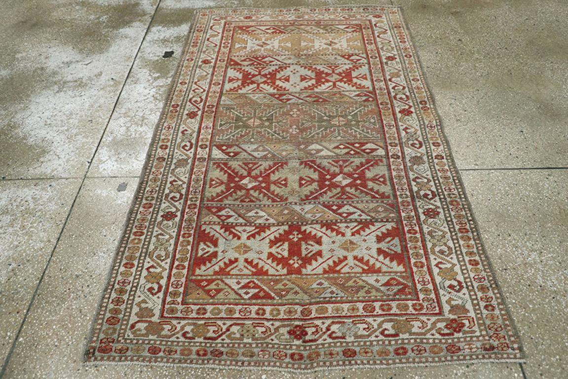 Un ancien tapis d'accent persan Bidjar. Dans un style caucasien avec des panneaux horizontaux de feuilles dentelées rayonnantes, des ancres doubles ou des formes d'oiseaux réciproques, ce village (