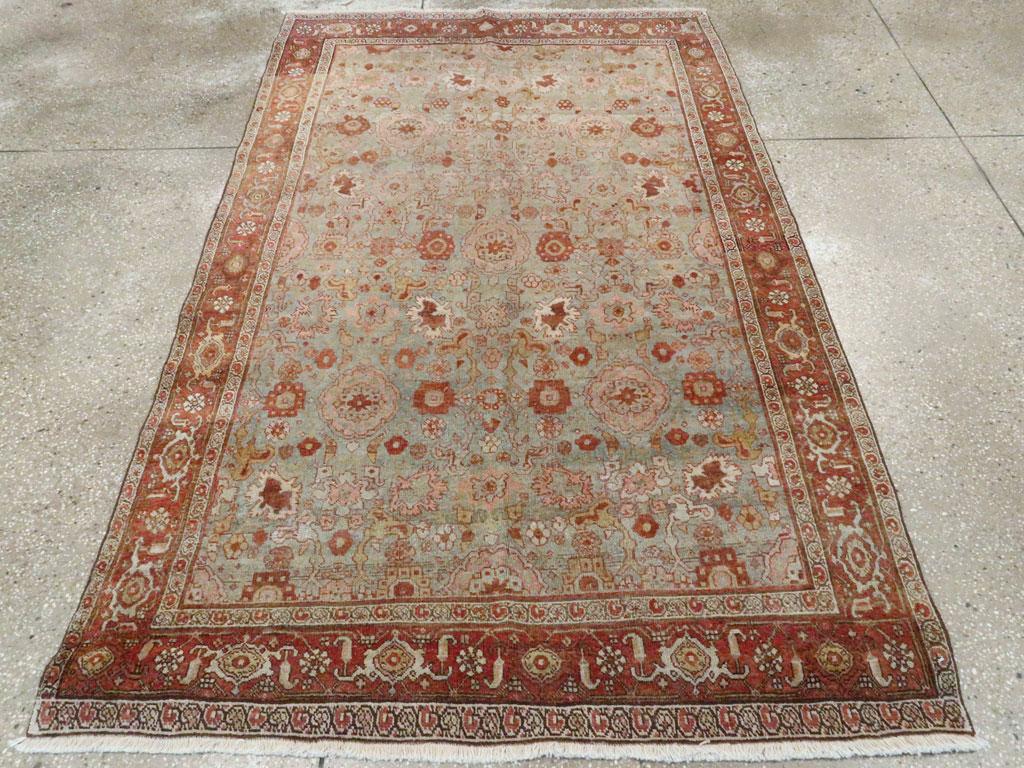 Un ancien tapis d'accent persan Bidjar. Le champ en graphite clair subtilement abrasé présente un rendu du motif classique d'Avshan avec des rosettes octofoilées arrondies et des doubles 