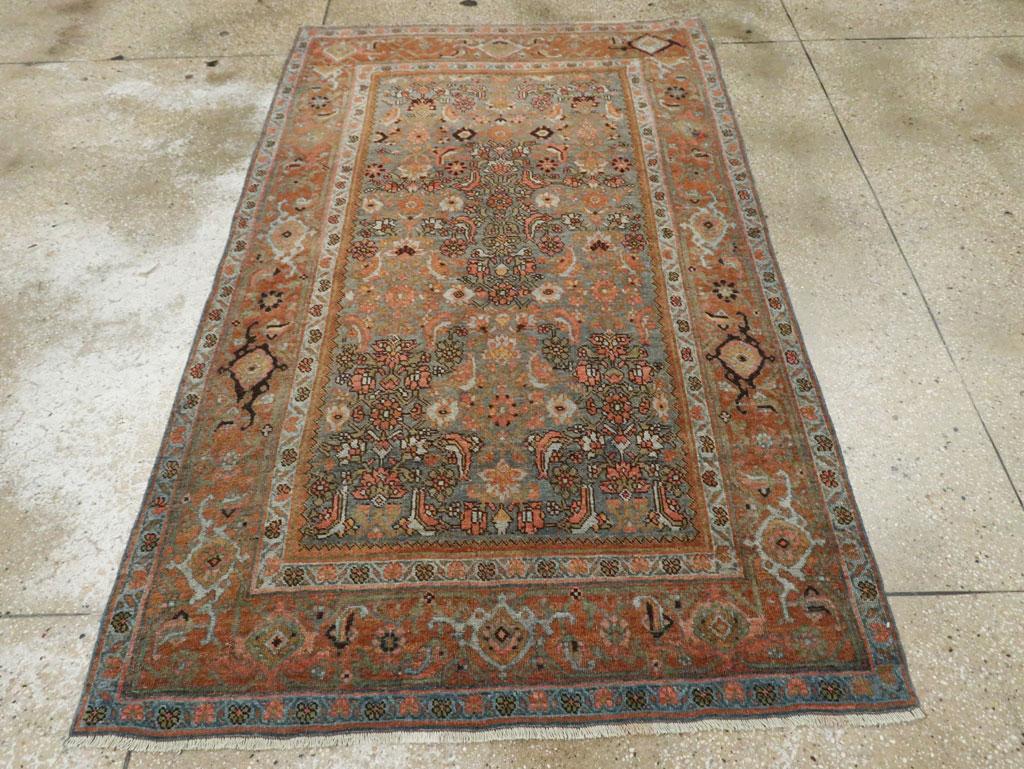 Un ancien tapis d'accent persan Bidjar fait à la main au début du 20e siècle.

Mesures : 4' 1
