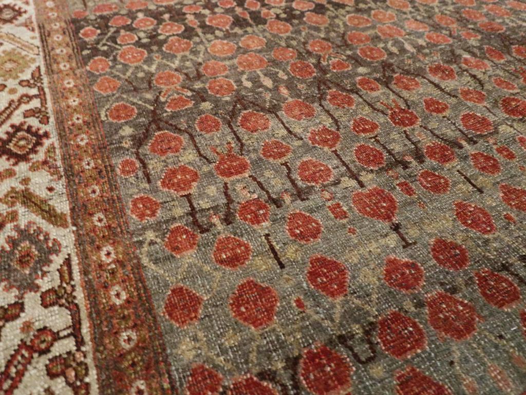 Persischer Bidjar-Akzentteppich aus dem frühen 20. (Rustikal) im Angebot