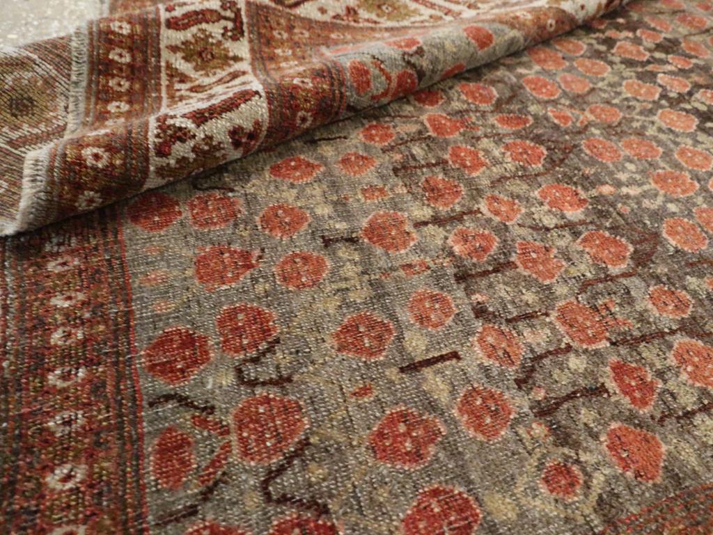 Persischer Bidjar-Akzentteppich aus dem frühen 20. (Wolle) im Angebot
