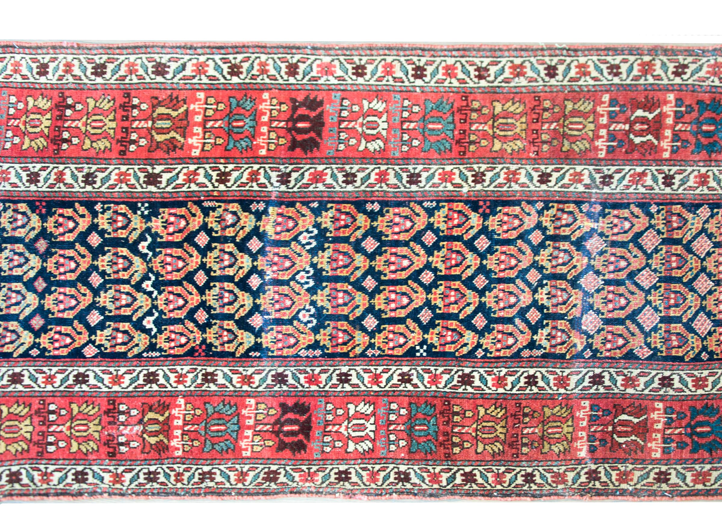 Early 20th Century Persian Bidjar Rug In Good Condition For Sale In Chicago, IL