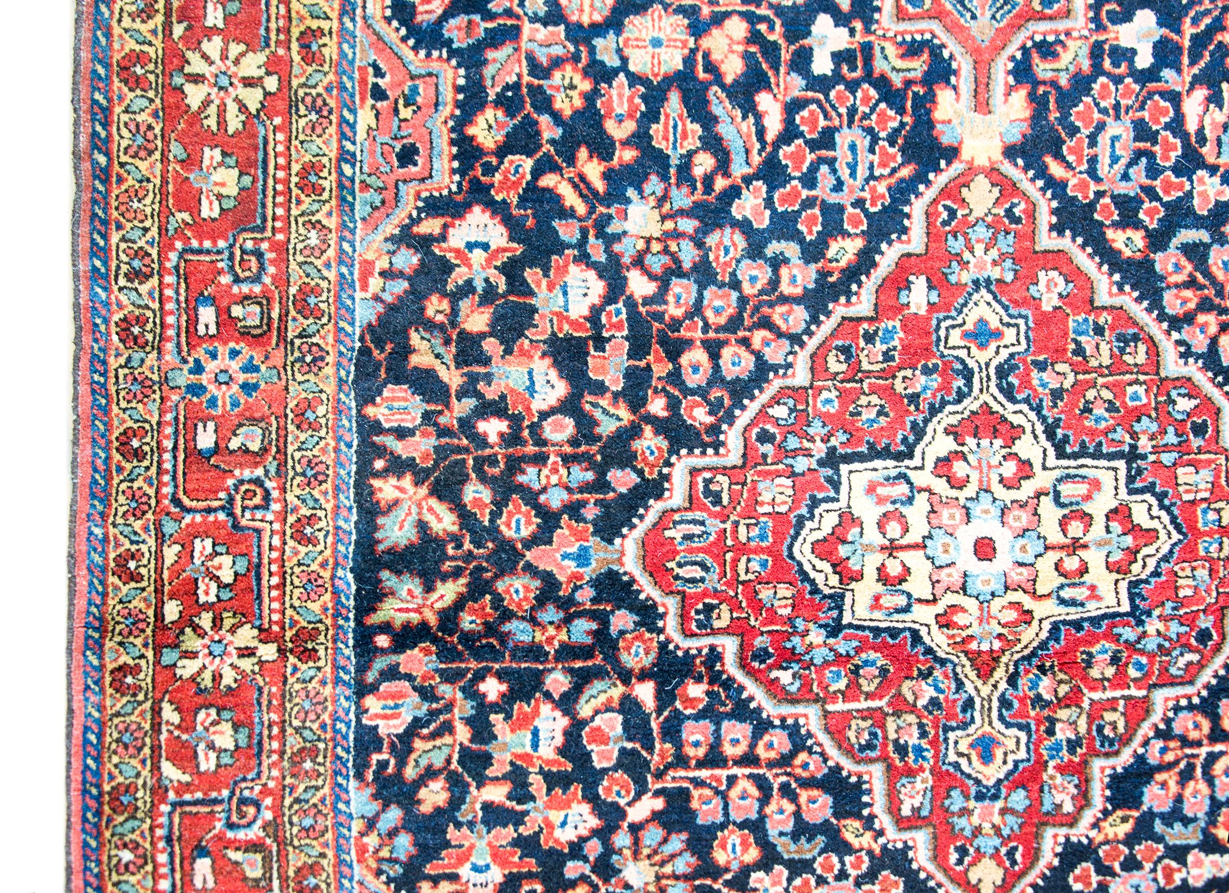 Early 20th Century Persian Bidjar Rug In Good Condition For Sale In Chicago, IL