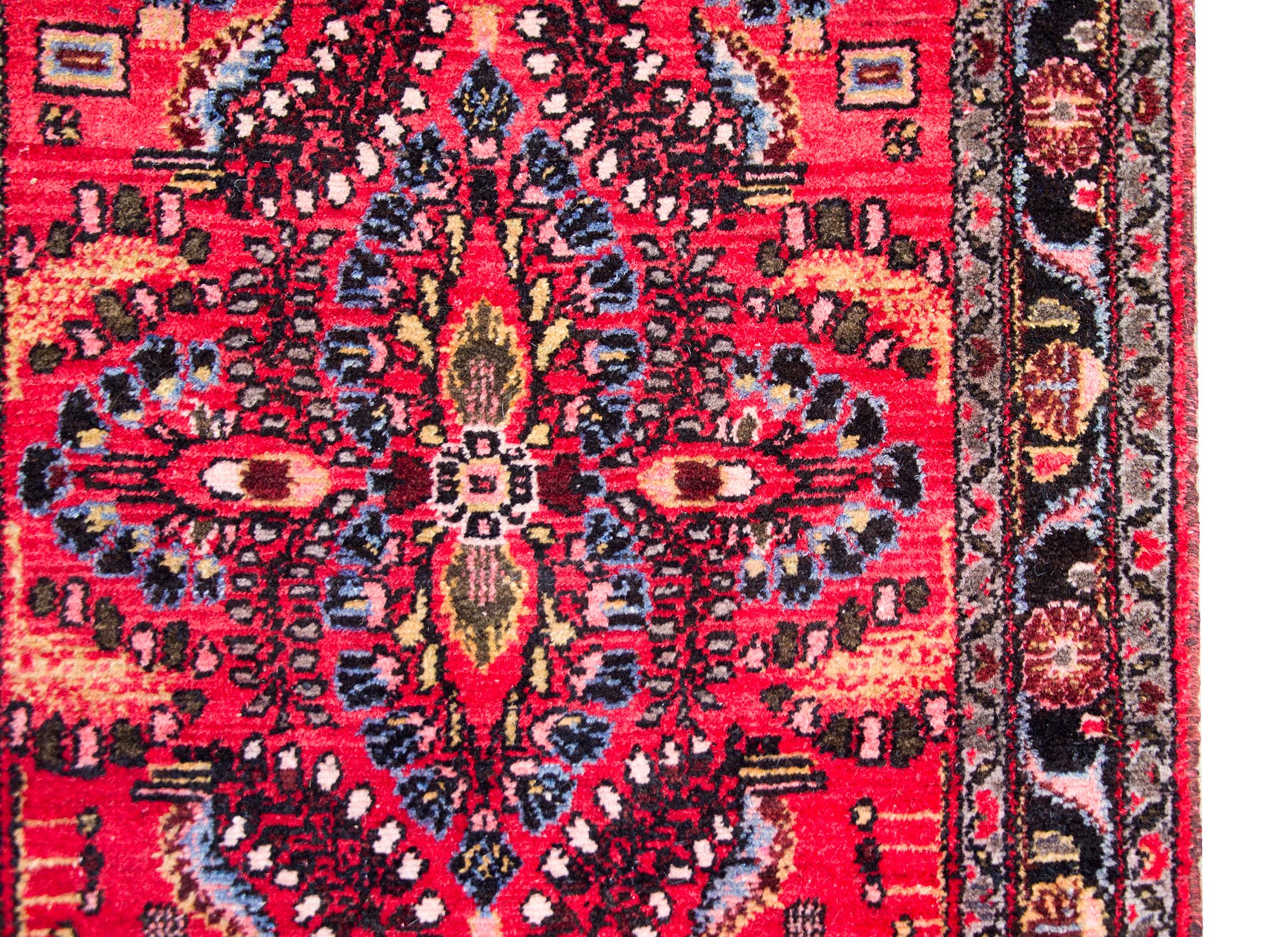 Early 20th Century Persian Dargazin Rug In Good Condition For Sale In Chicago, IL