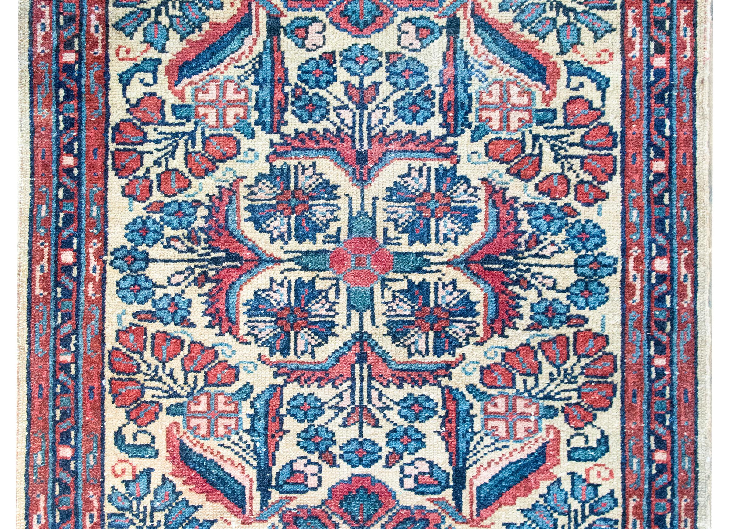 Esta pequeña alfombra persa Dargazine de principios del siglo XX es un cautivador ejemplo de fina artesanía procedente de la región de Hamadán, al oeste de Irán. Tejidas por hábiles artesanos, las alfombras Dargazine son famosas por su durabilidad,