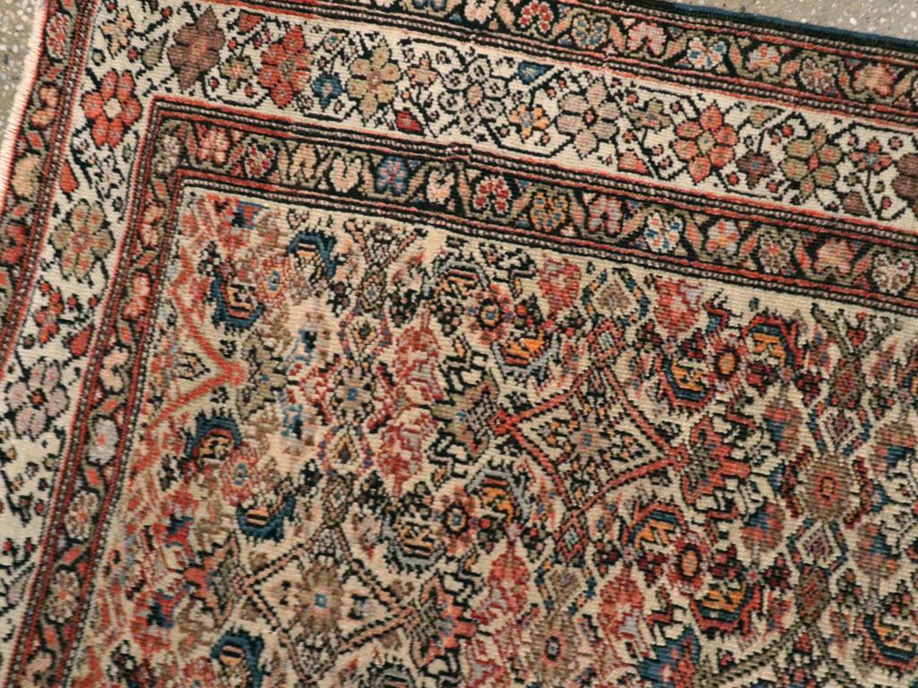 Noué à la main Early 20th Century Persian Fereghan Accent Rug en vente