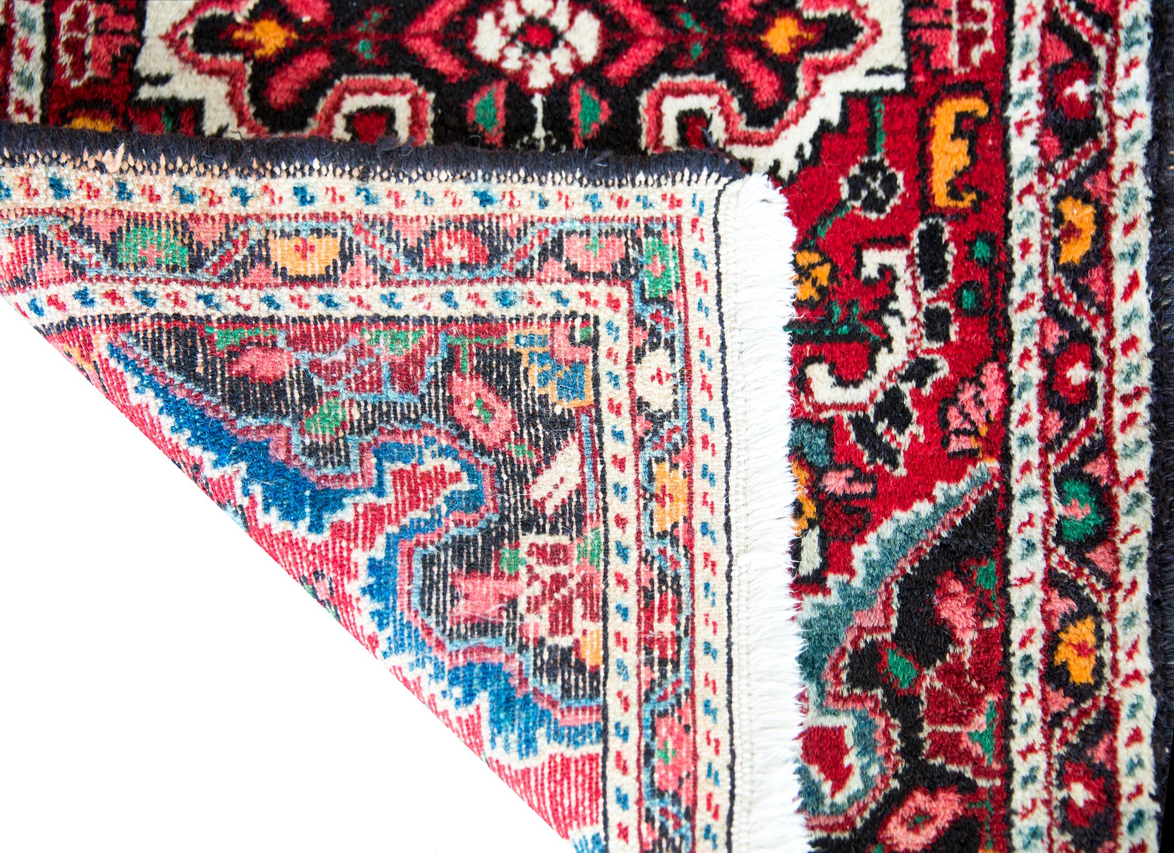 Persischer Hamadan-Teppich des frühen 20. Jahrhunderts im Angebot 3