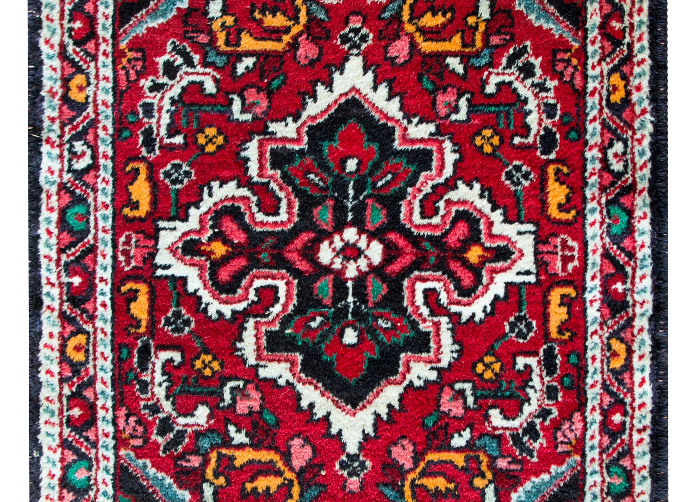 Persischer Hamadan-Teppich des frühen 20. Jahrhunderts (Sarouk Farahan) im Angebot