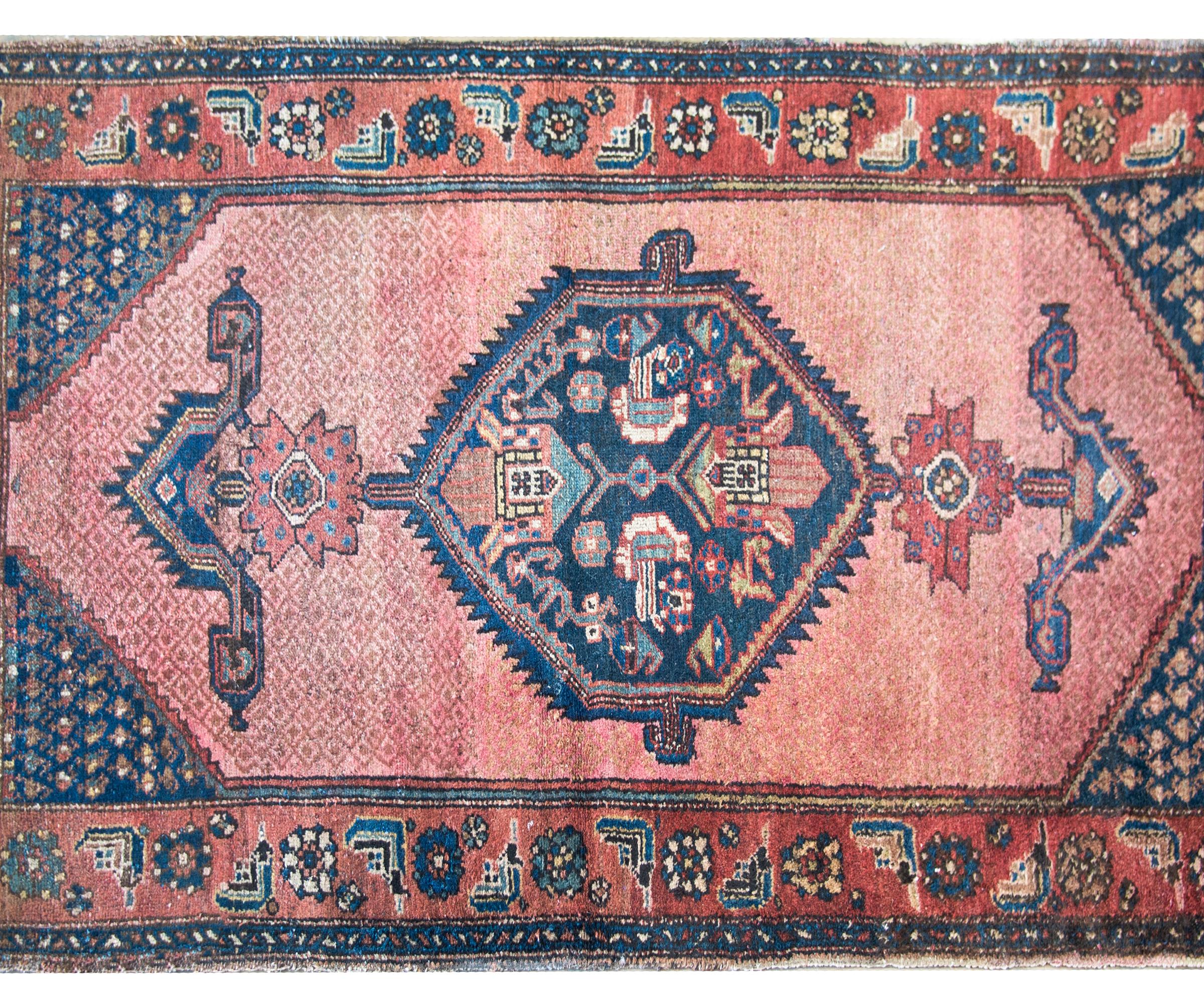 Alfombra persa Hamadan de principios del siglo XX Tribal en venta