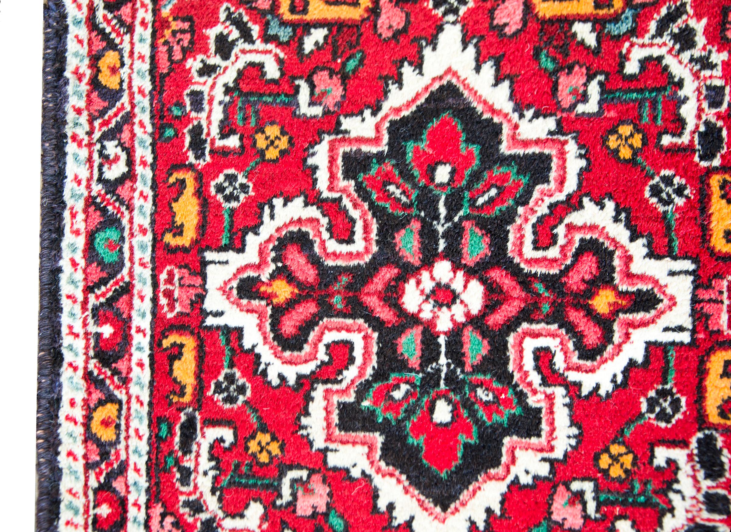 Persischer Hamadan-Teppich des frühen 20. Jahrhunderts im Zustand „Gut“ im Angebot in Chicago, IL