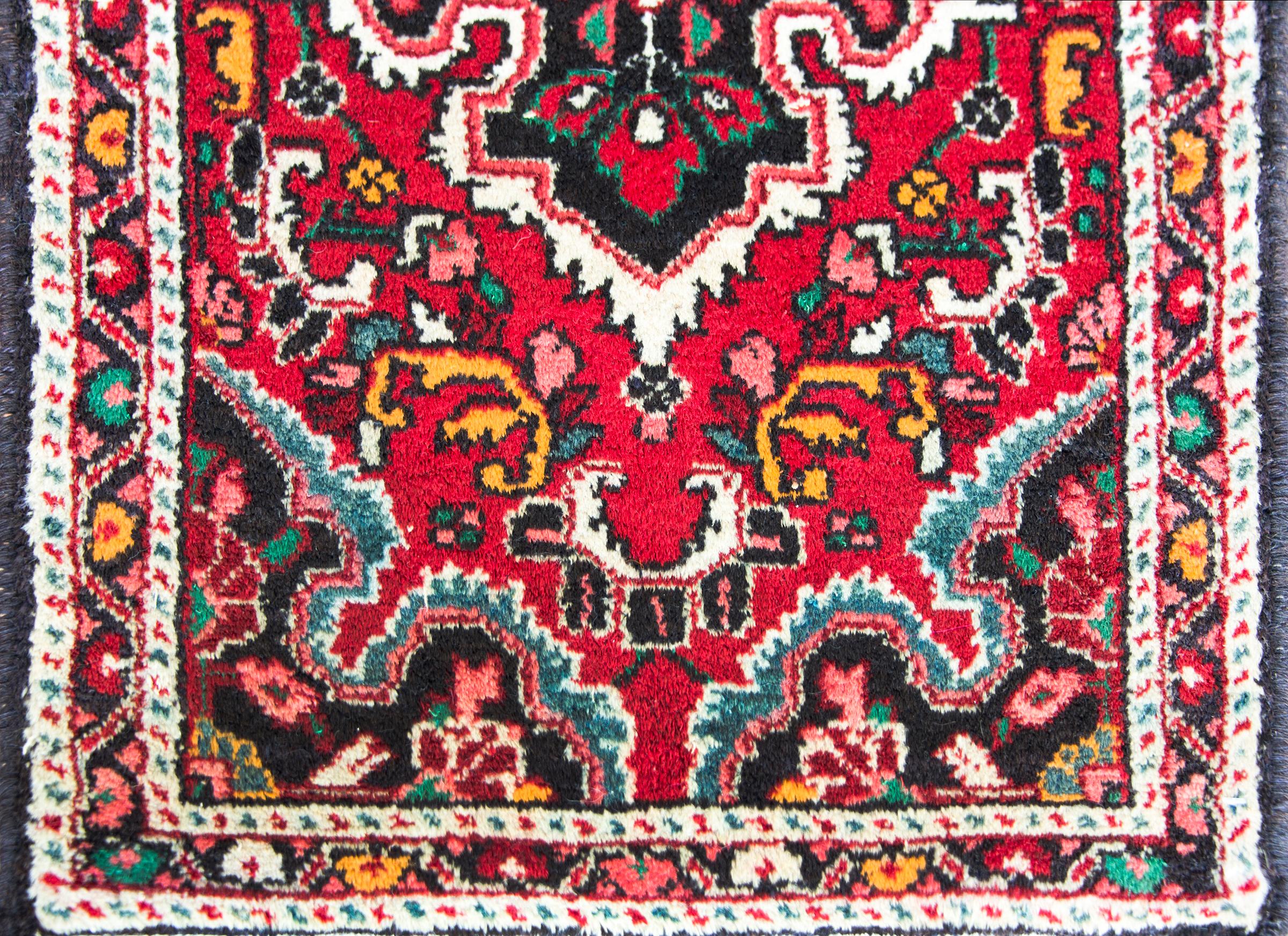 Persischer Hamadan-Teppich des frühen 20. Jahrhunderts im Angebot 1