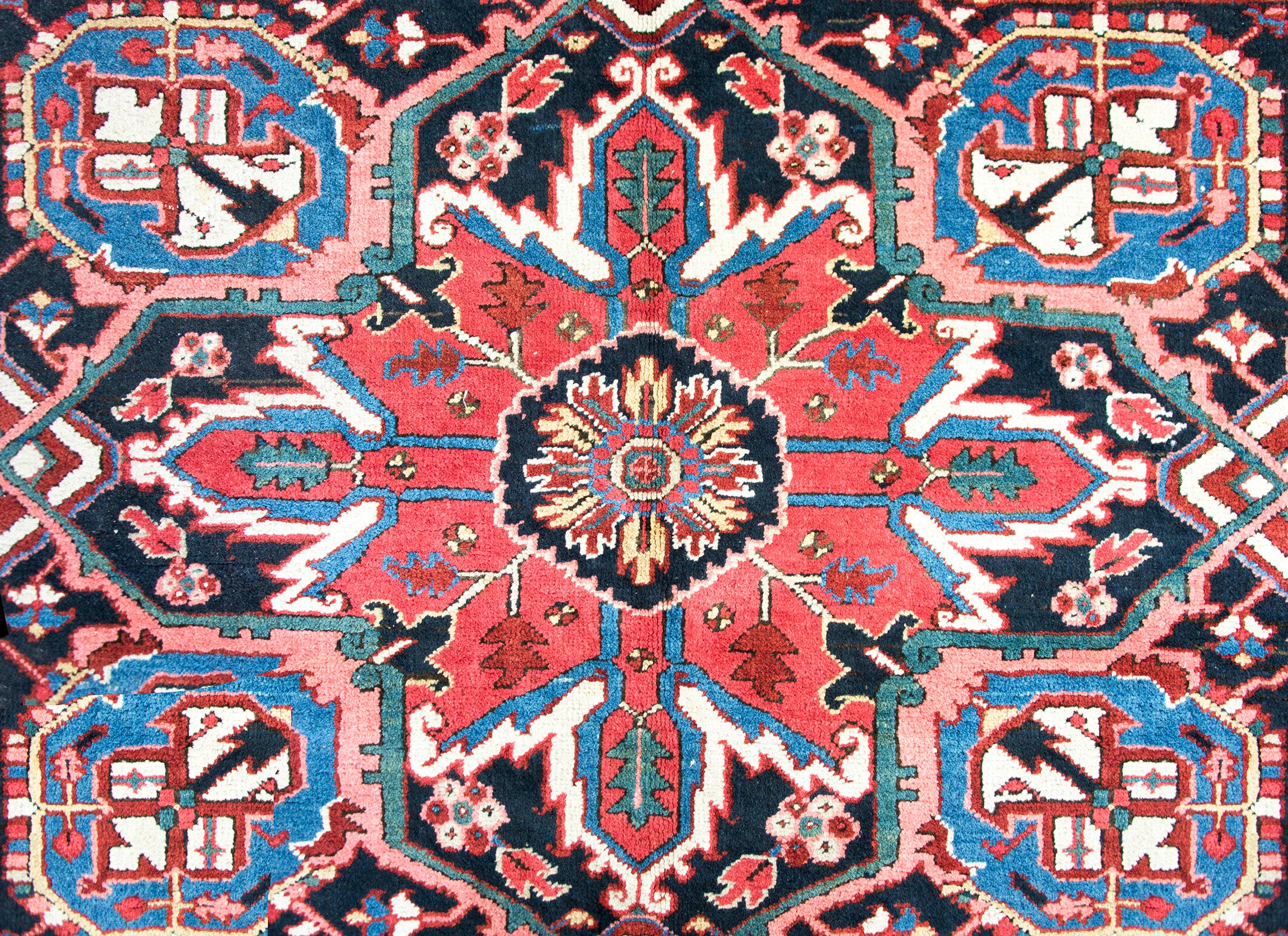 Persischer Heriz-Teppich des frühen 20. Jahrhunderts im Angebot 3