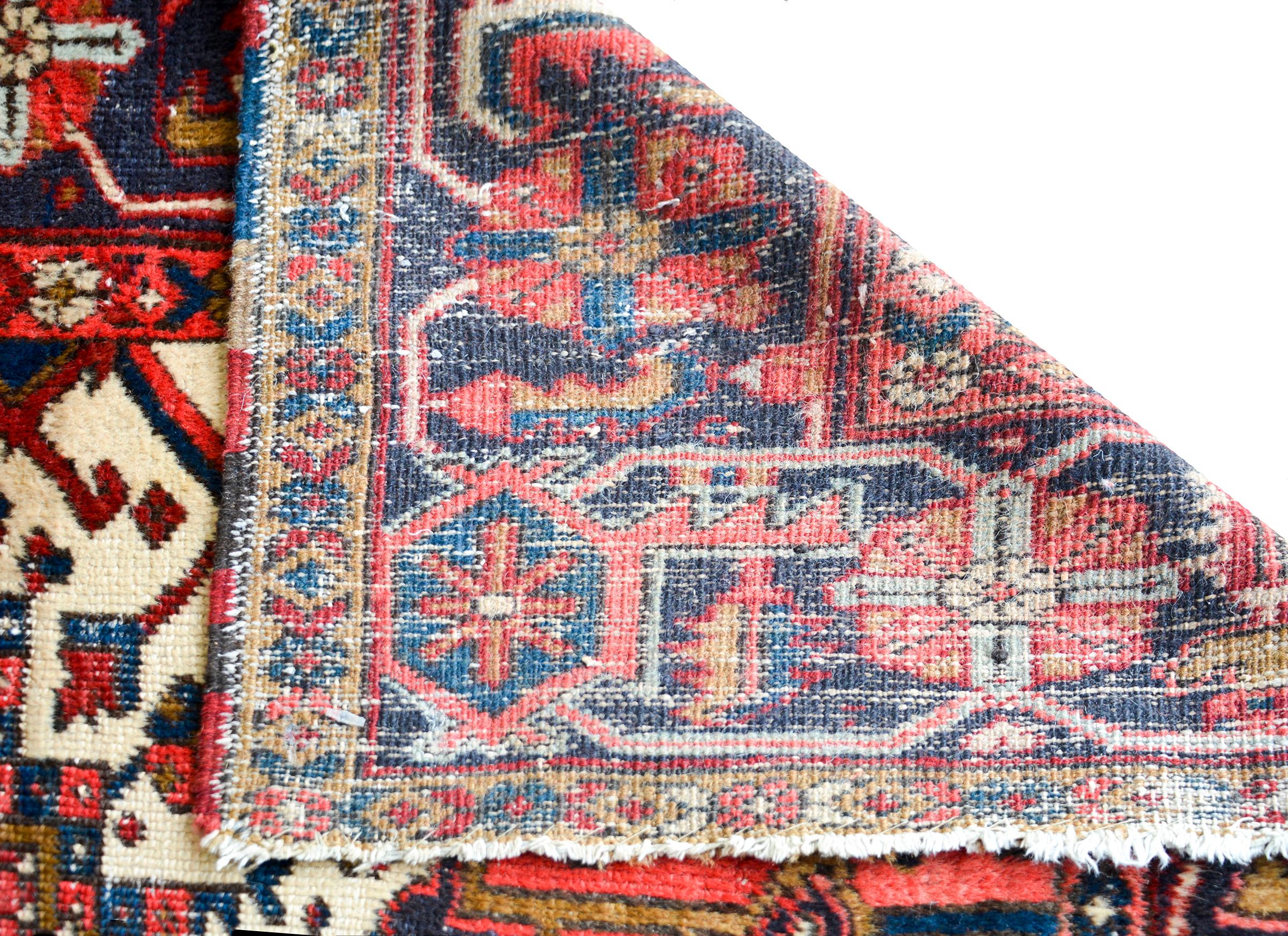 Persischer Heriz-Teppich des frühen 20. Jahrhunderts im Angebot 4