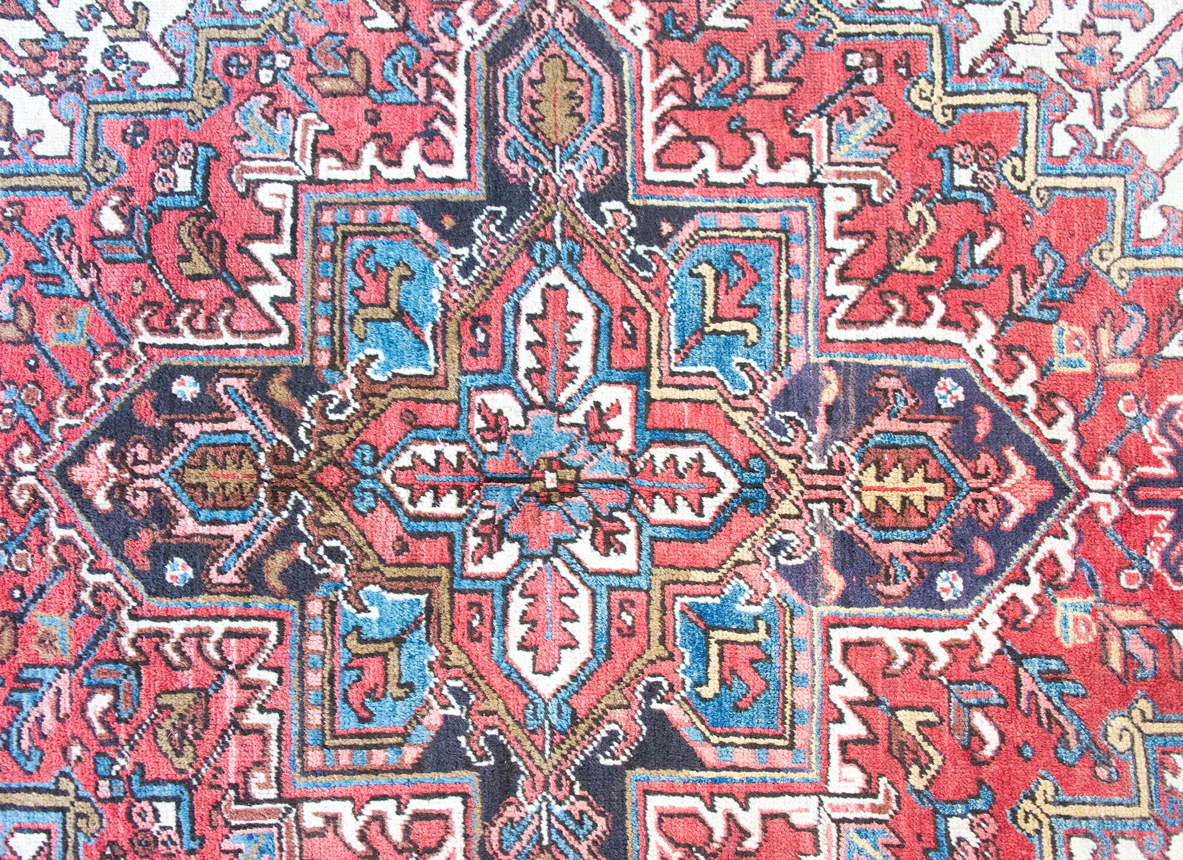 Persischer Heriz-Teppich des frühen 20. Jahrhunderts im Angebot 4