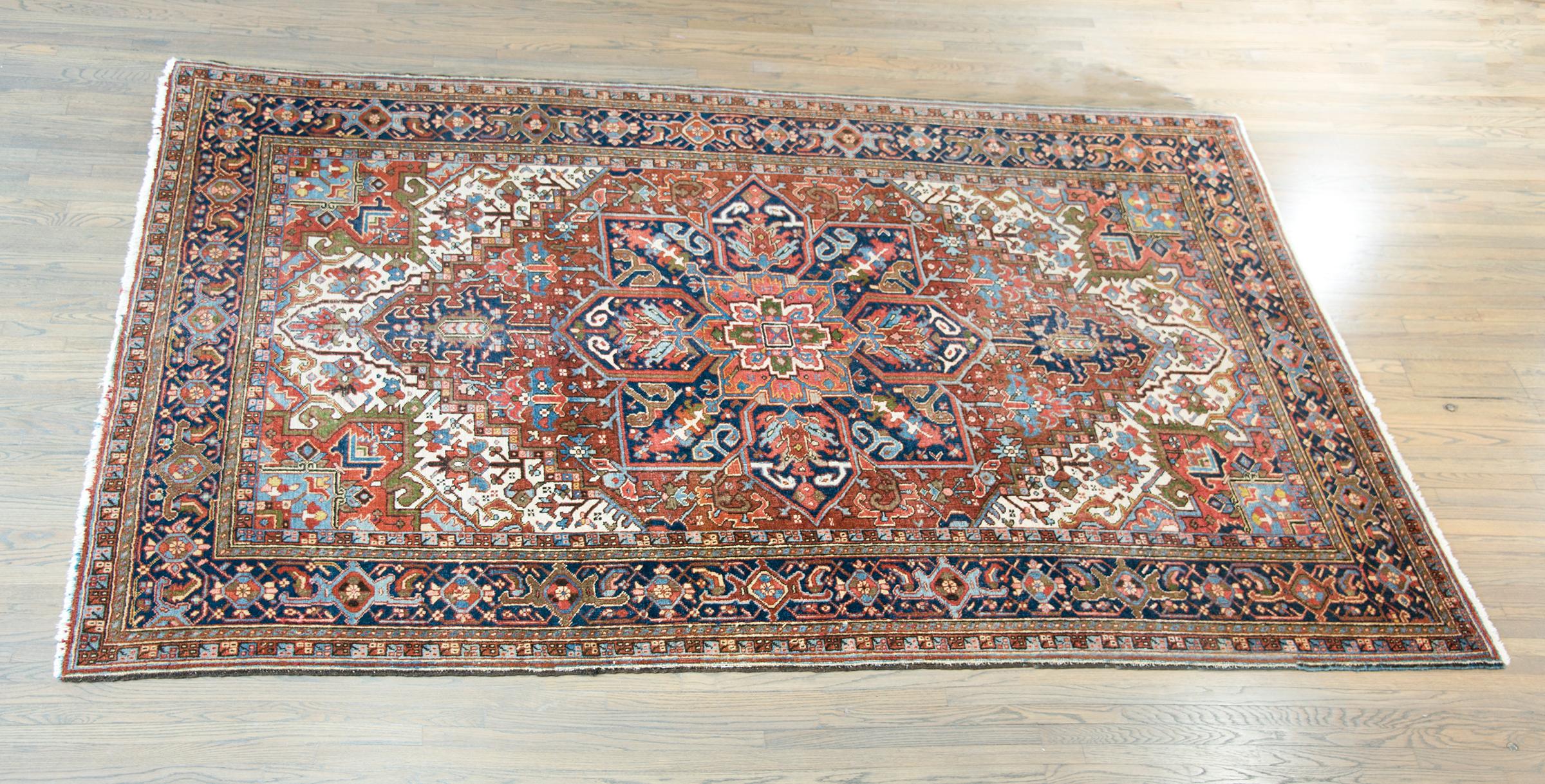 Early 20th Century Persian Heriz Rug For Sale 5