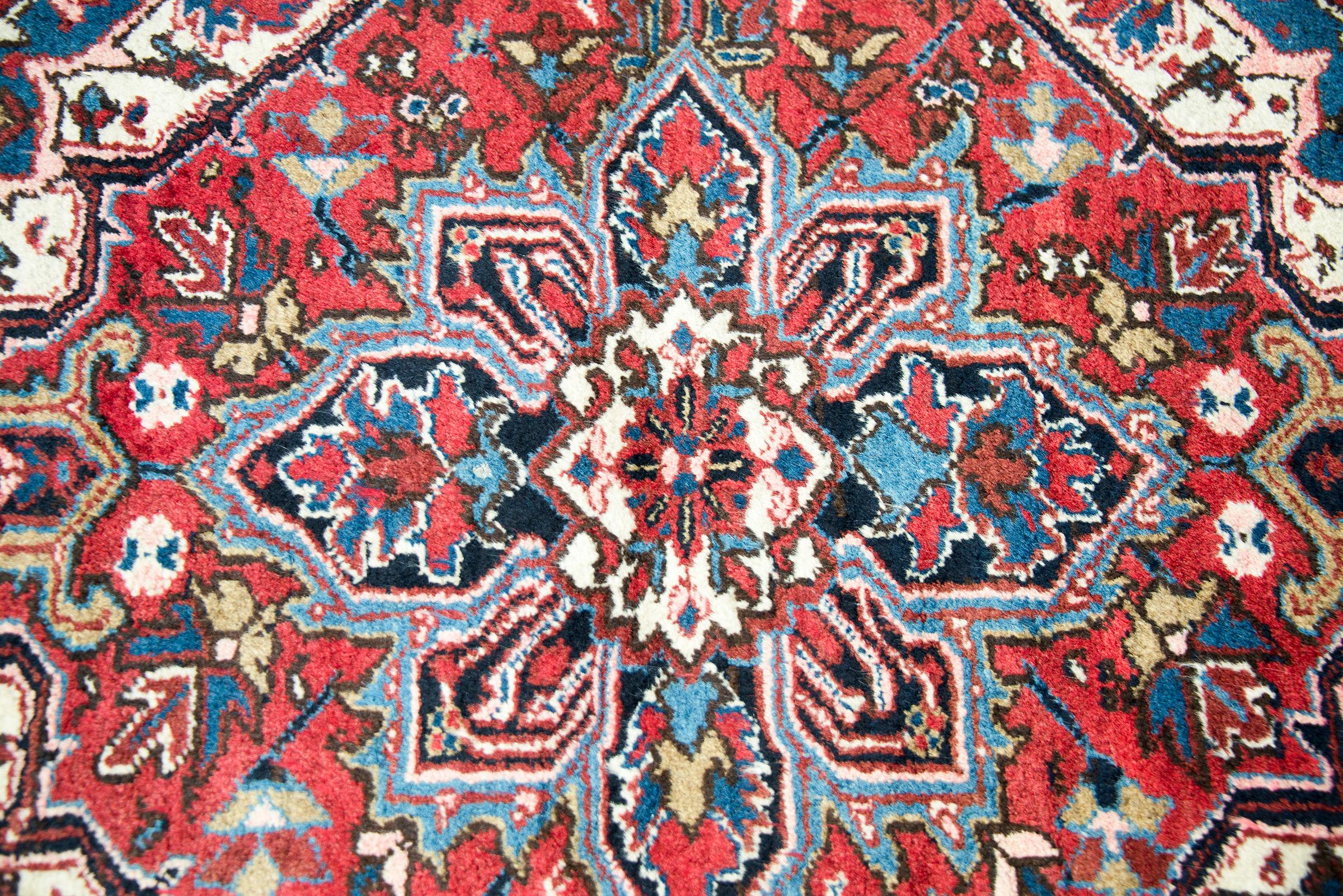 Early 20th Century Persian Heriz Rug For Sale 5