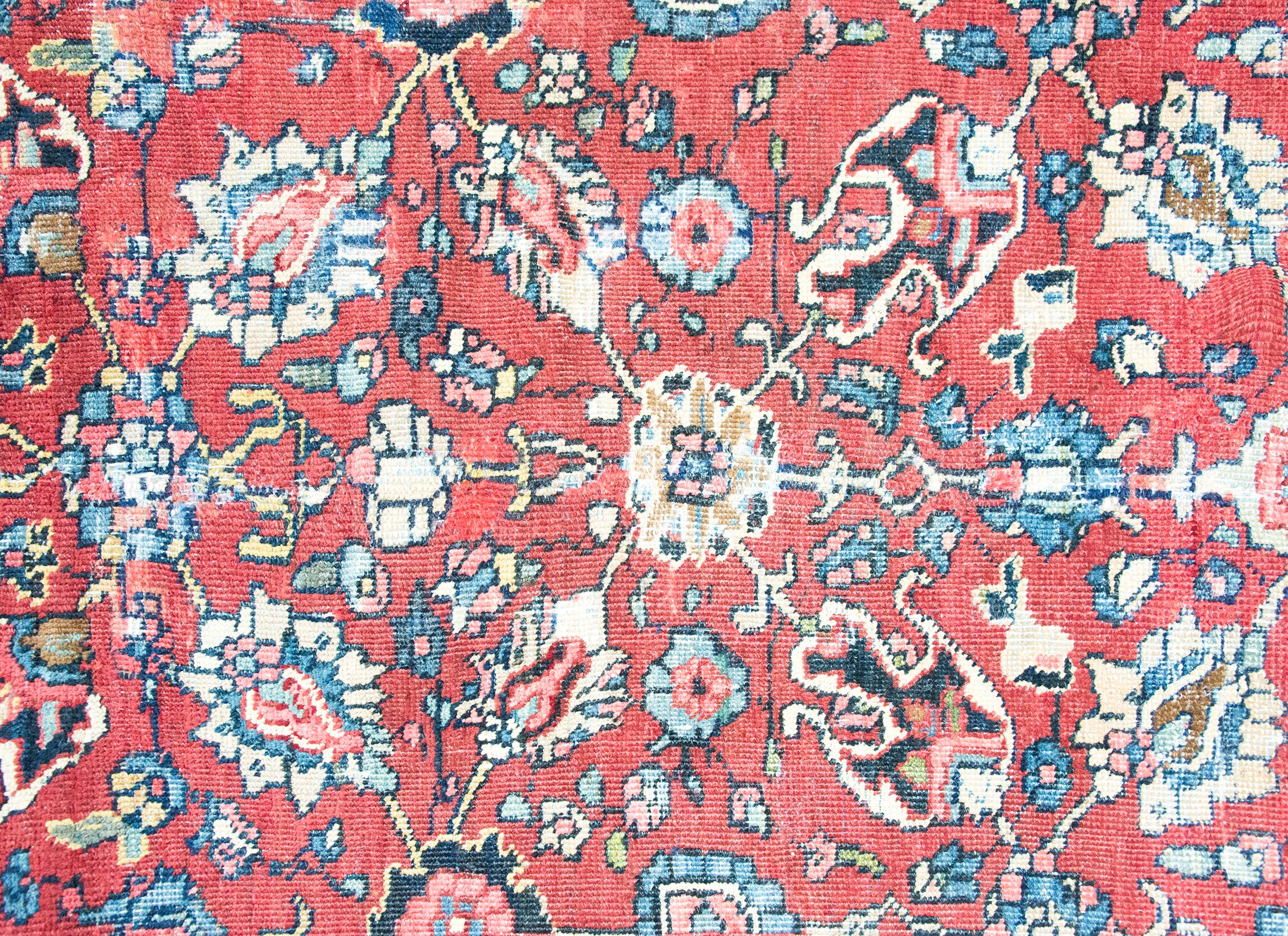 Early 20th Century Persian Heriz Rug For Sale 6