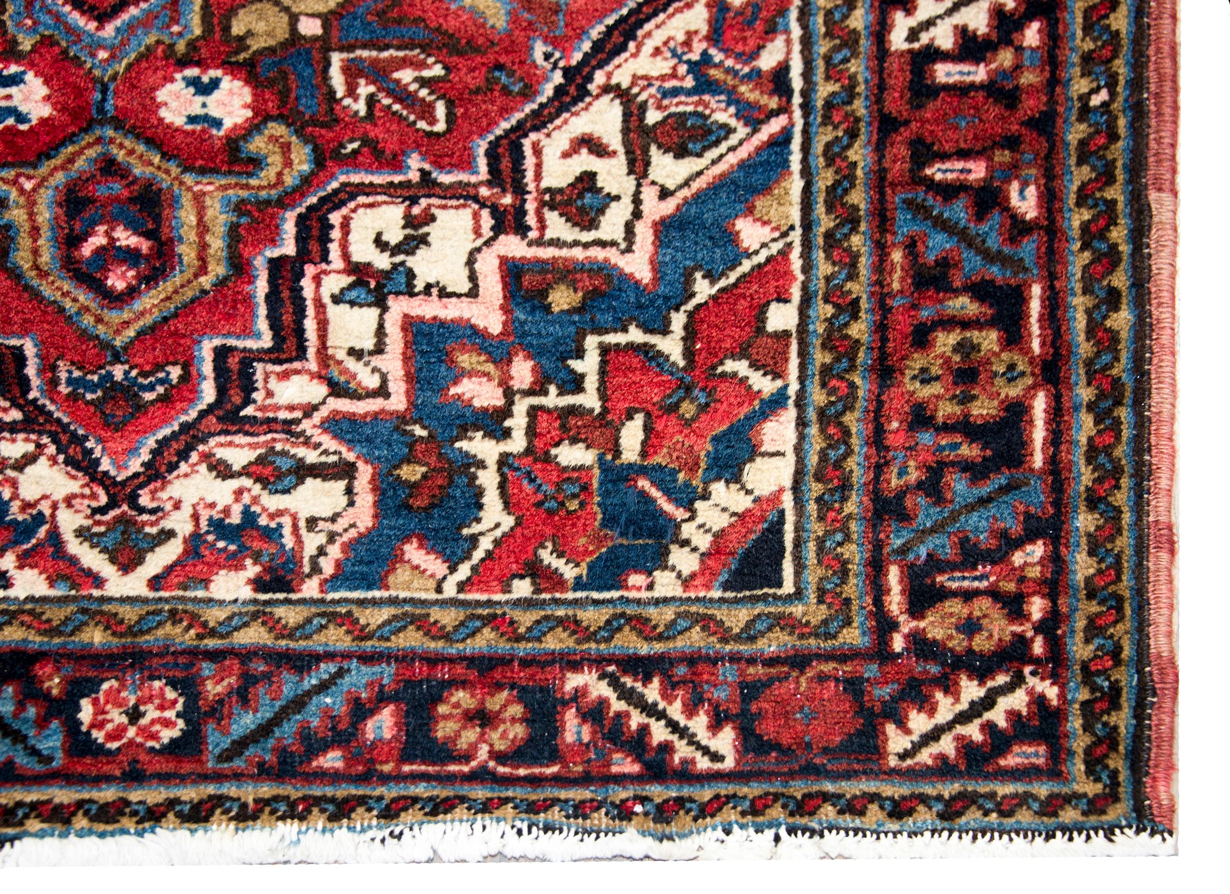 Early 20th Century Persian Heriz Rug For Sale 6