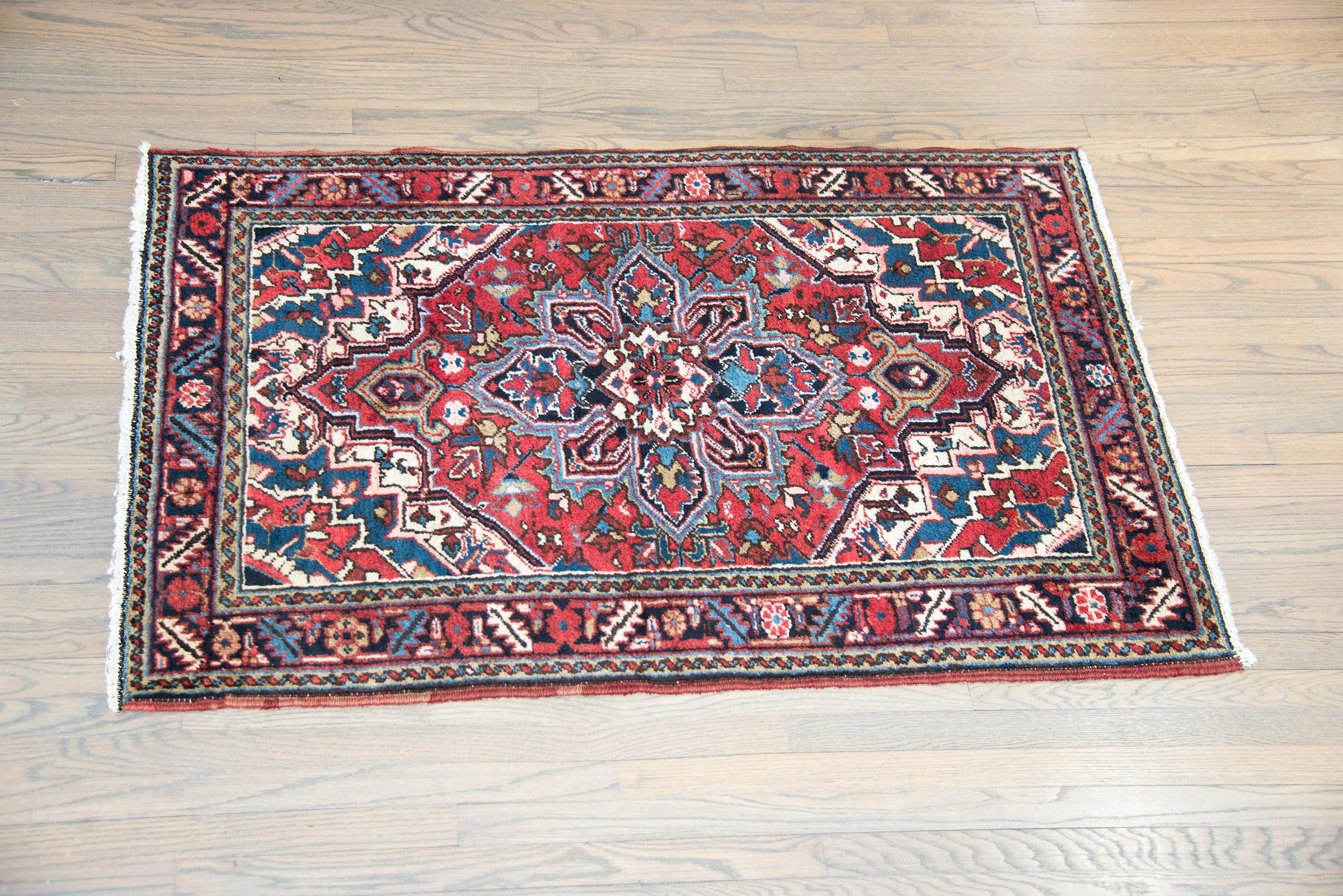 Early 20th Century Persian Heriz Rug For Sale 8