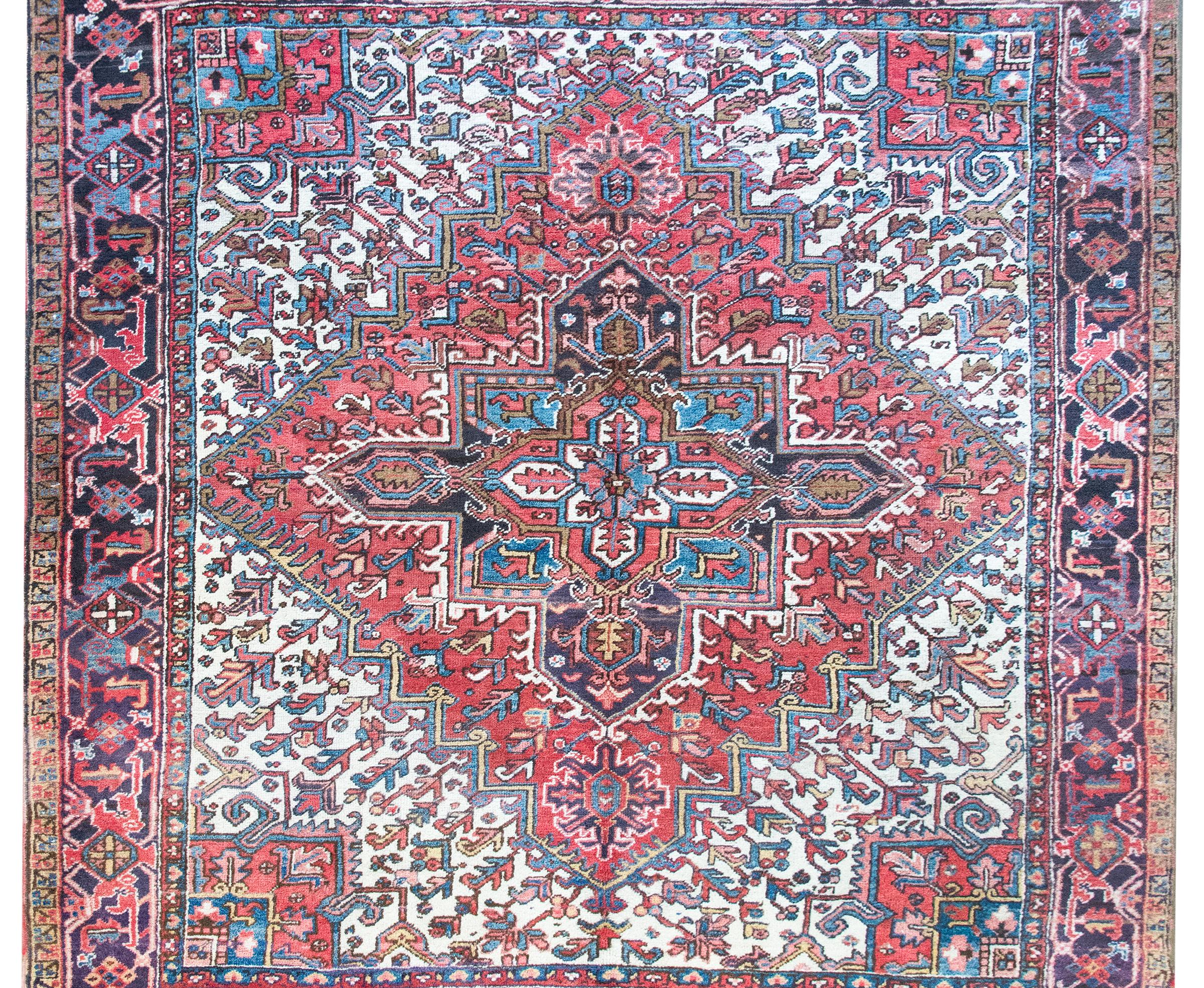 Dieser persische Heriz-Teppich aus dem frühen 20. Jahrhundert ist ein meisterhaftes Beispiel für die ikonische Handwerkskunst der Heriz-Region im Nordwesten Irans, die für die Herstellung einiger der langlebigsten und begehrtesten Teppiche der Welt