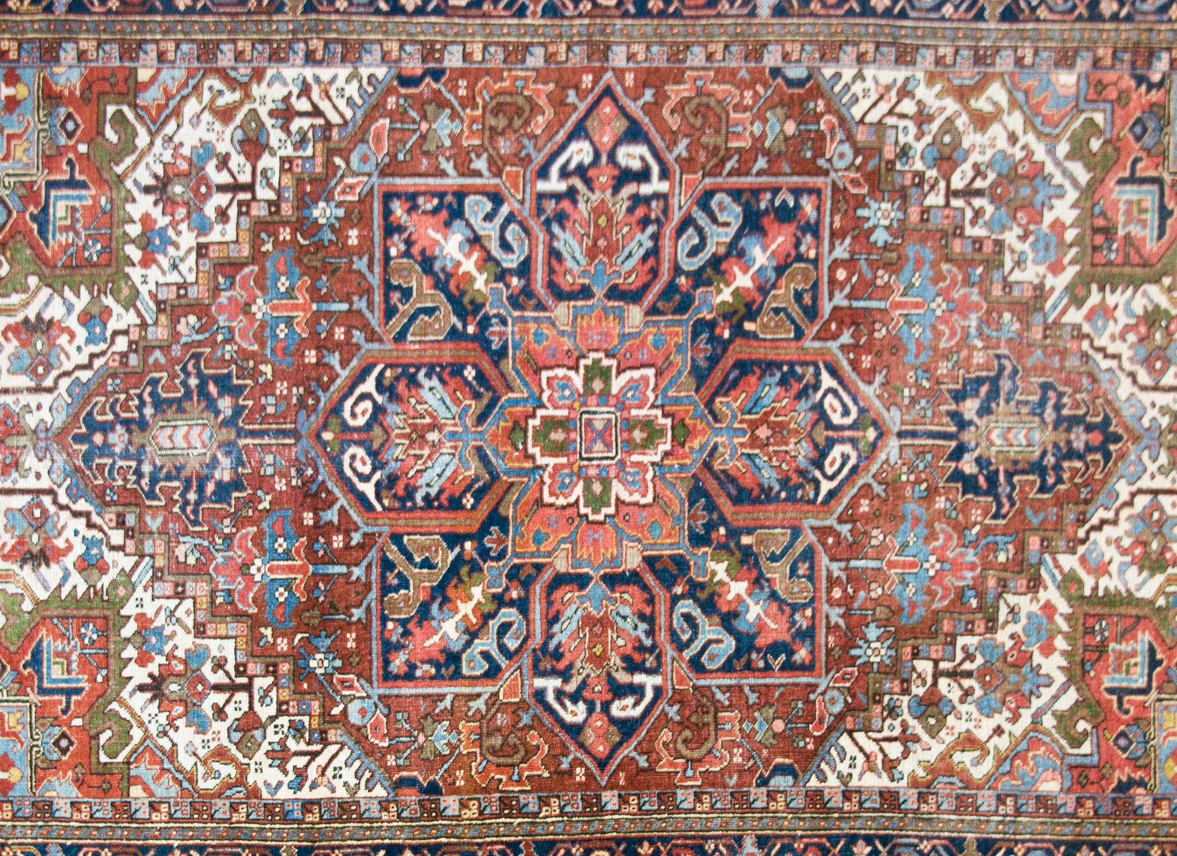 Persischer Heriz-Teppich des frühen 20. Jahrhunderts (Heriz Serapi) im Angebot