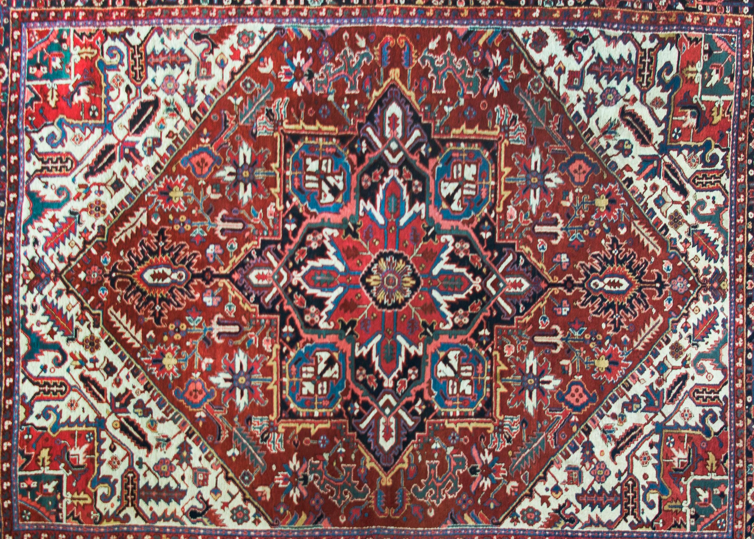 Persischer Heriz-Teppich des frühen 20. Jahrhunderts (Heriz Serapi) im Angebot