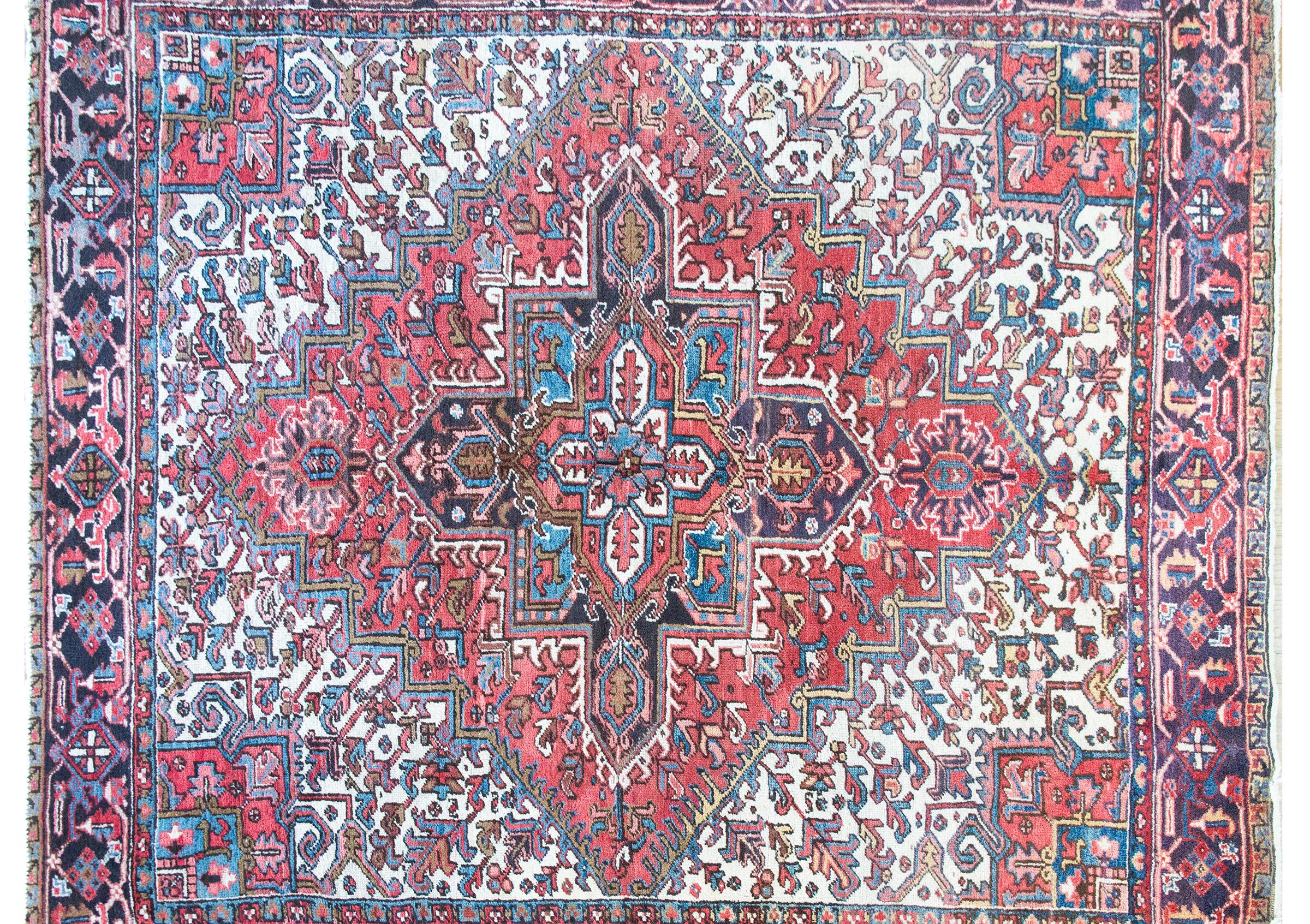 Persischer Heriz-Teppich des frühen 20. Jahrhunderts (Heriz Serapi) im Angebot