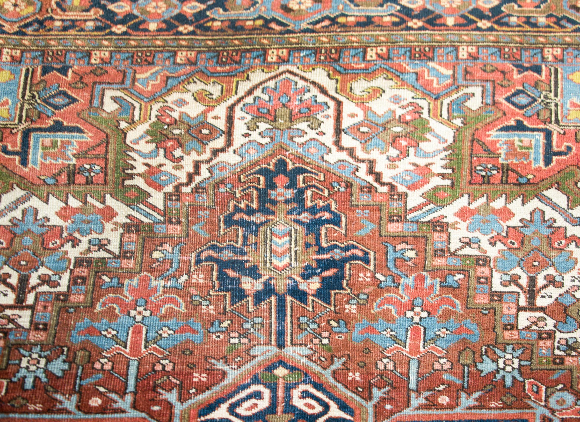 Early 20th Century Persian Heriz Rug In Good Condition For Sale In Chicago, IL