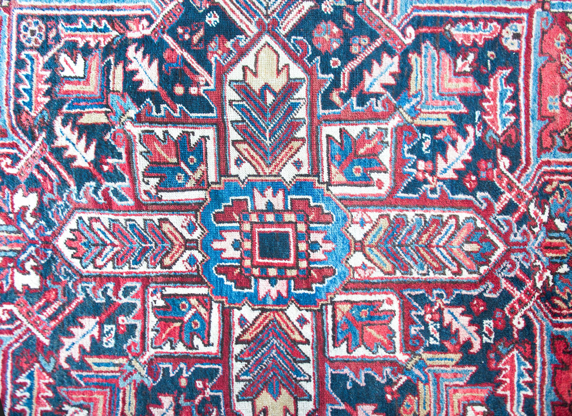 Early 20th Century Persian Heriz Rug In Good Condition For Sale In Chicago, IL