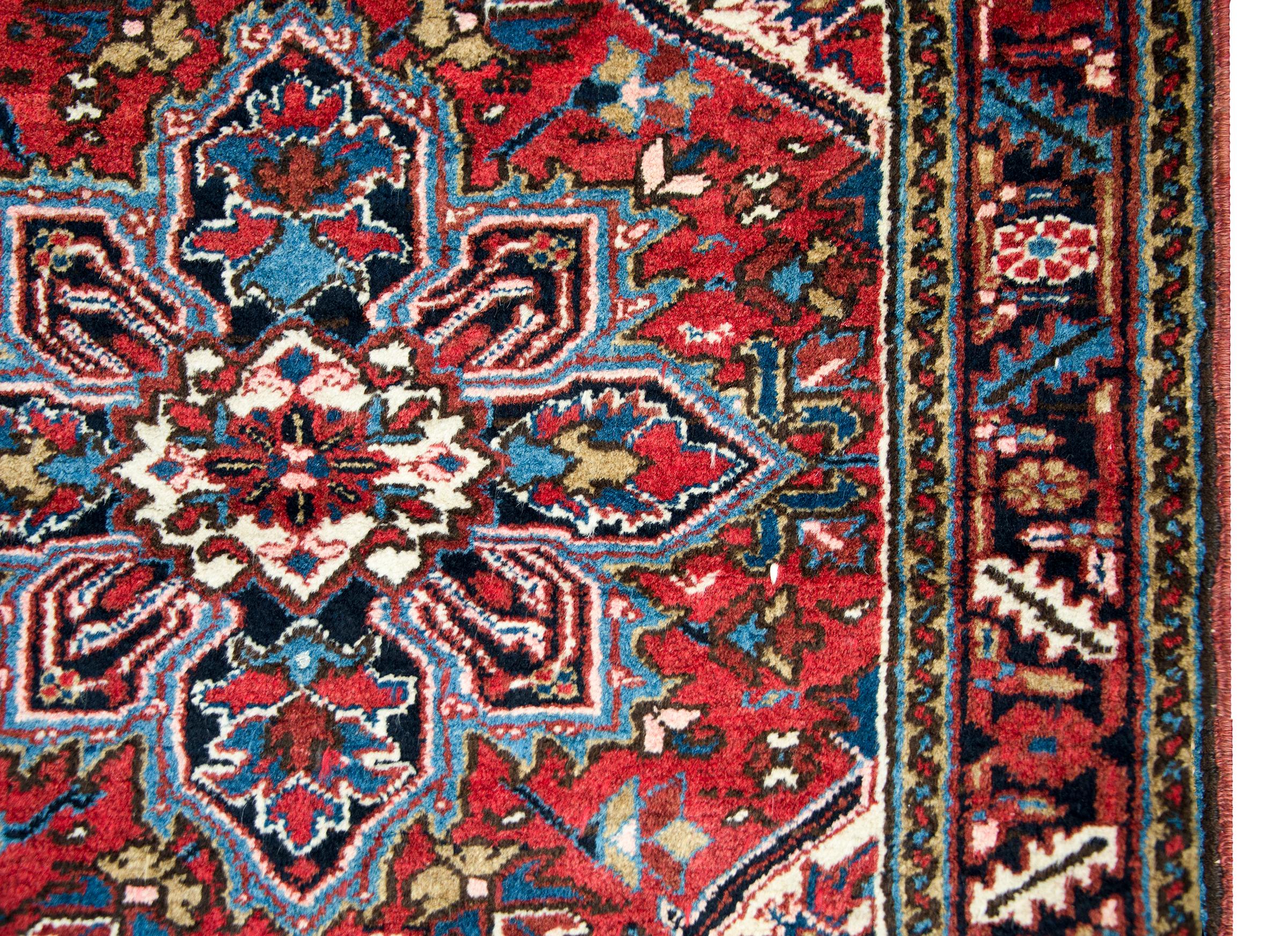 Persischer Heriz-Teppich des frühen 20. Jahrhunderts im Zustand „Gut“ im Angebot in Chicago, IL