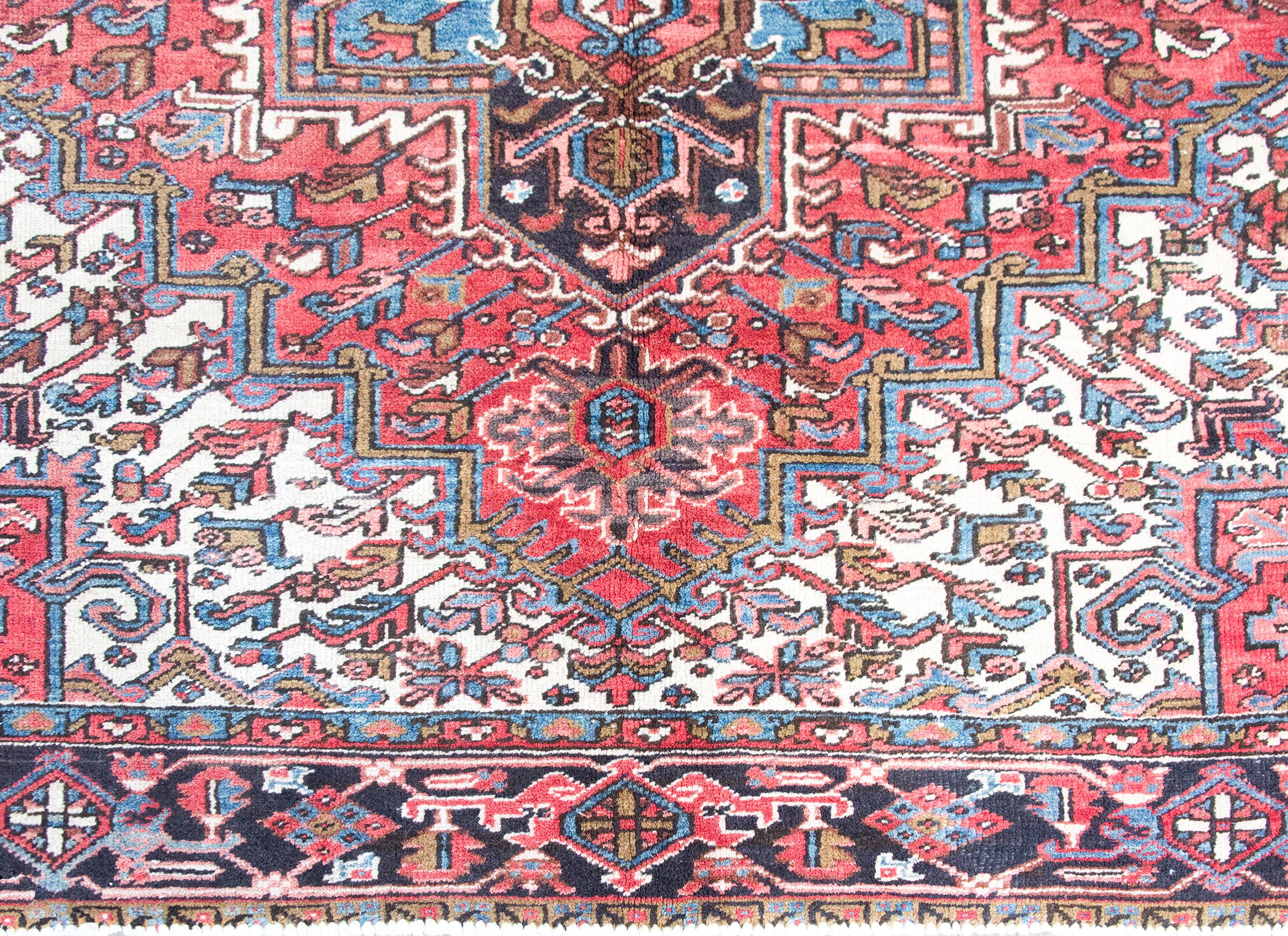 Persischer Heriz-Teppich des frühen 20. Jahrhunderts im Angebot 1