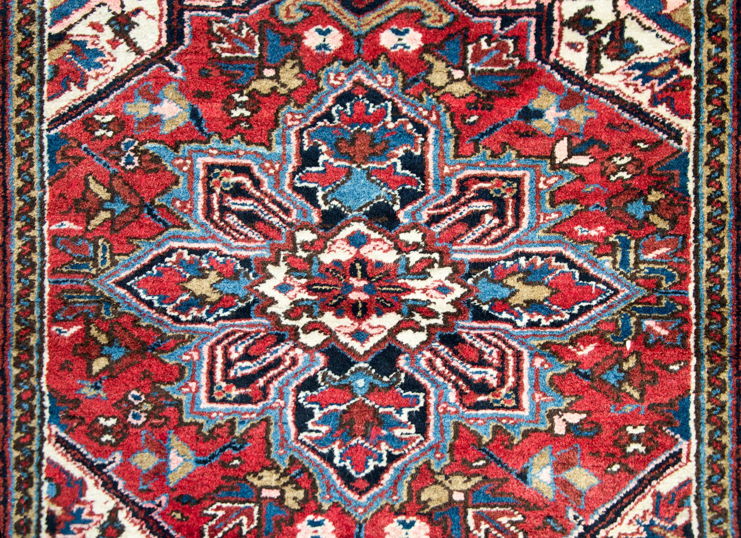 Early 20th Century Persian Heriz Rug For Sale 2