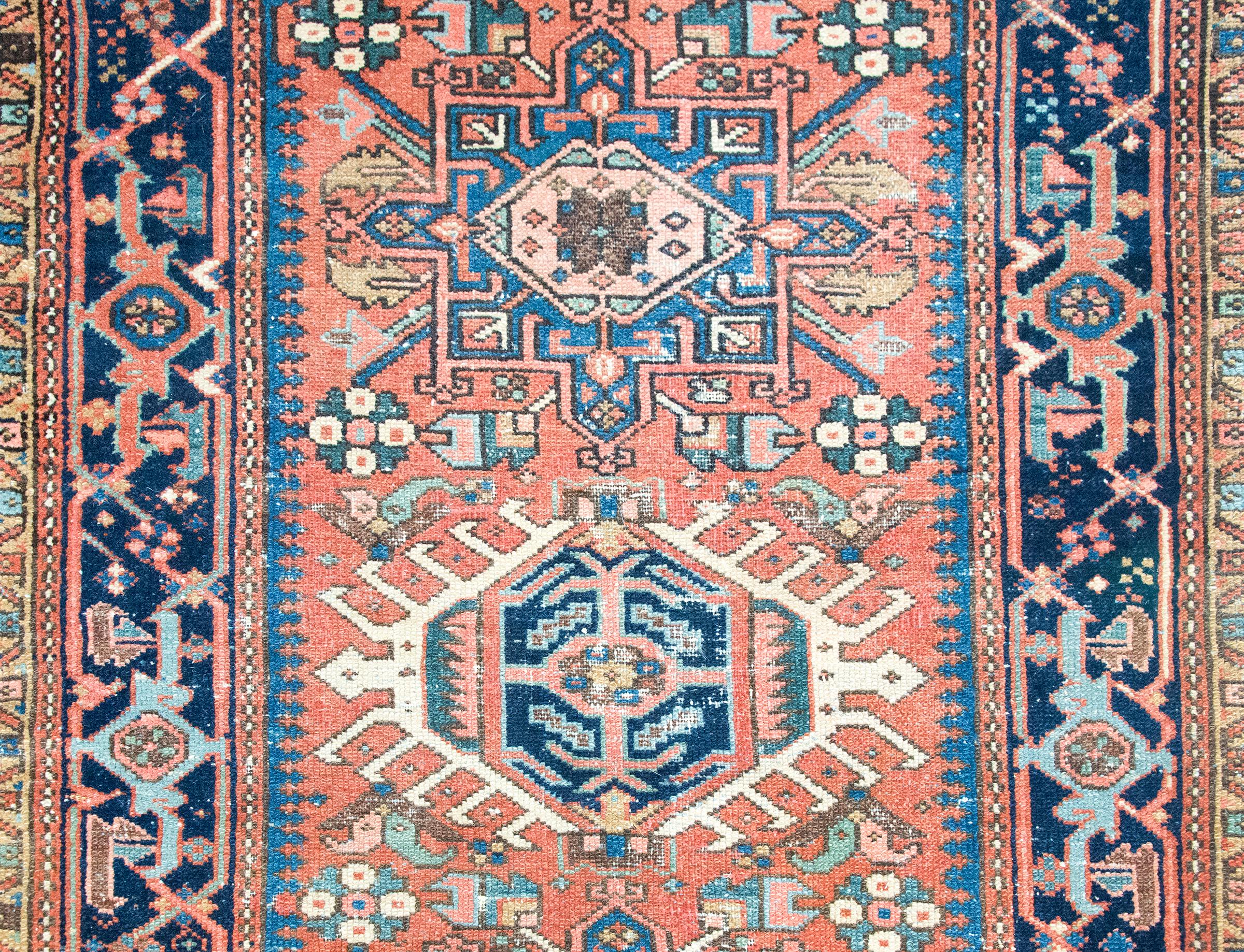 Tapis persan Heriz du début du 20e siècle en vente 1
