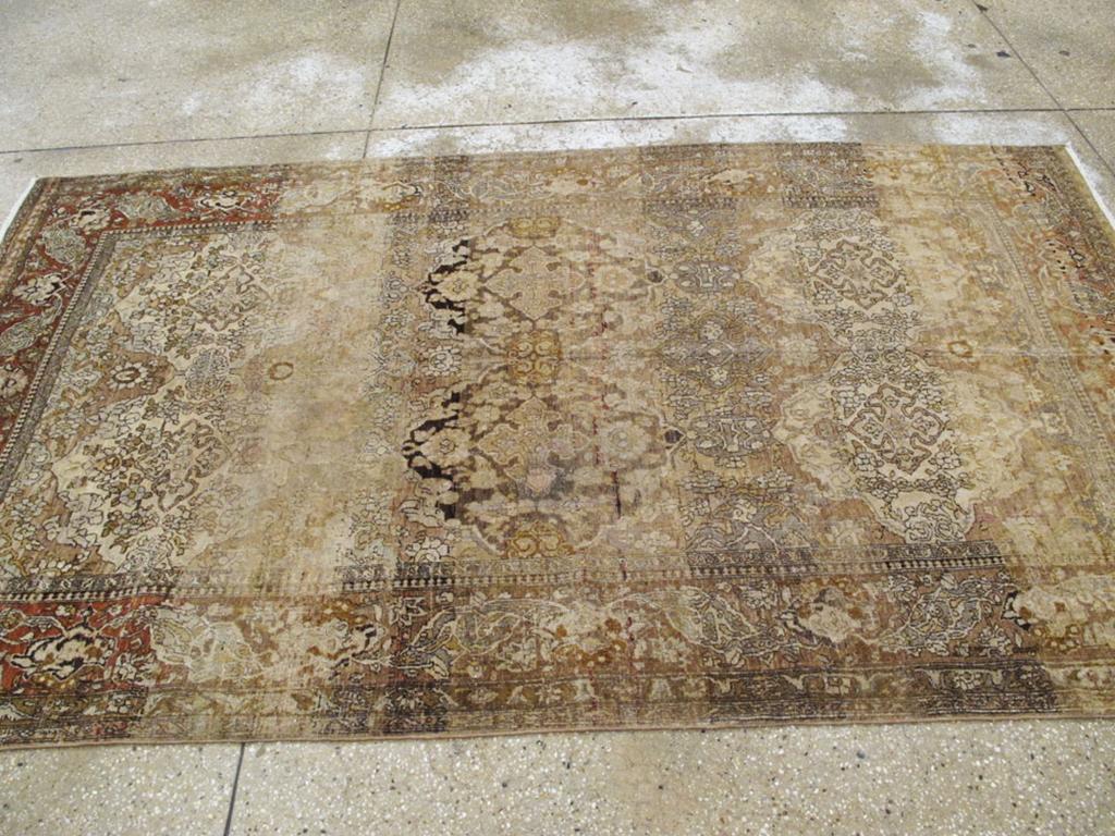 Early 20th Century Persian Isfahan Accent Rug In Excellent Condition For Sale In New York, NY