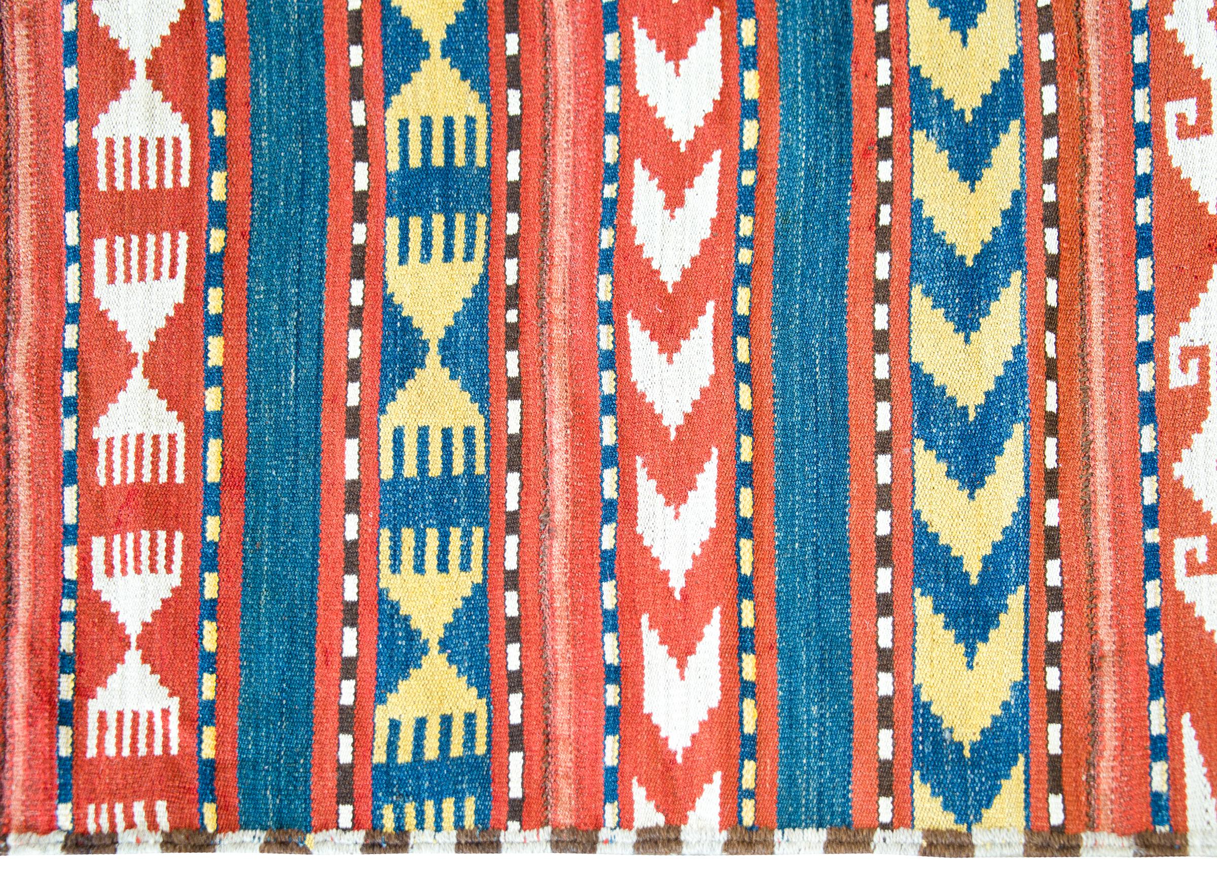 Persischer Jajim-Teppich des frühen 20. Jahrhunderts (Handgewebt) im Angebot