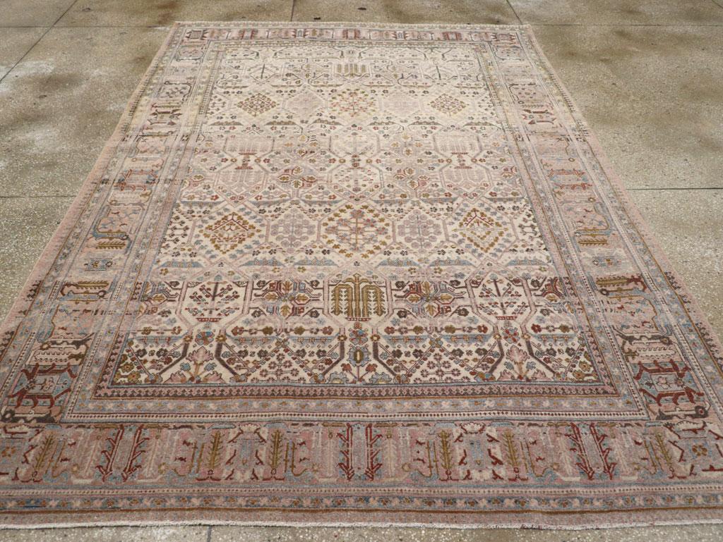 Un pelo de lana con nudos asimétricos sobre una base de algodón. El campo arenoso omite un medallón central, presentando en su lugar una cuadrícula hexagonal informal, con las reservas definidas rellenas de motivos florales típicos de Joshegan. El