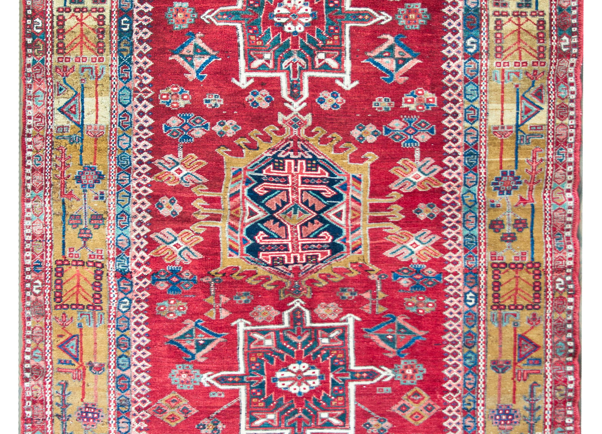Eine auffallende frühen 20. Jahrhundert persischen Karaja Teppich mit einem Stammes-Muster mit drei großen zentralen Medaillons stark mit stilisierten Blumen gewebt, und leben inmitten eines Feldes von noch mehr stilisierte Blumen, umgeben von einer