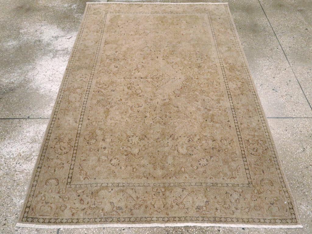 Ein antiker persischer Kashan-Akzentteppich. Diese kurzflorige, zentralpersische Stadtstreuung hat eine beige-buff-tan, hellbraune Farbpalette mit einem skelettartigen zentralen Medaillon und skizzenhaften vegetabilen Motiven in der Umgebung. Die