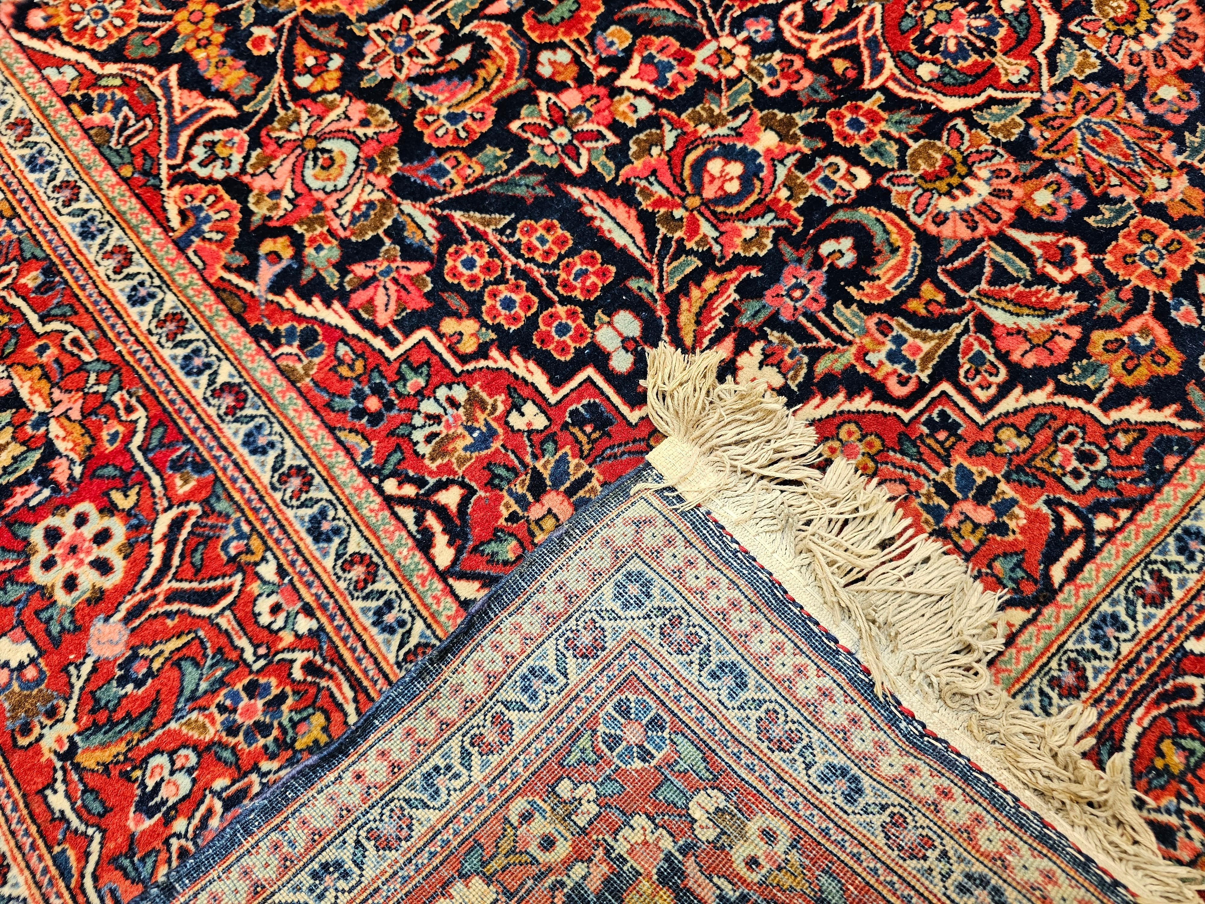 Tapis persan Kashan du début du XXe siècle à motifs floraux dans les tons marine, rouge et bleu en vente 4