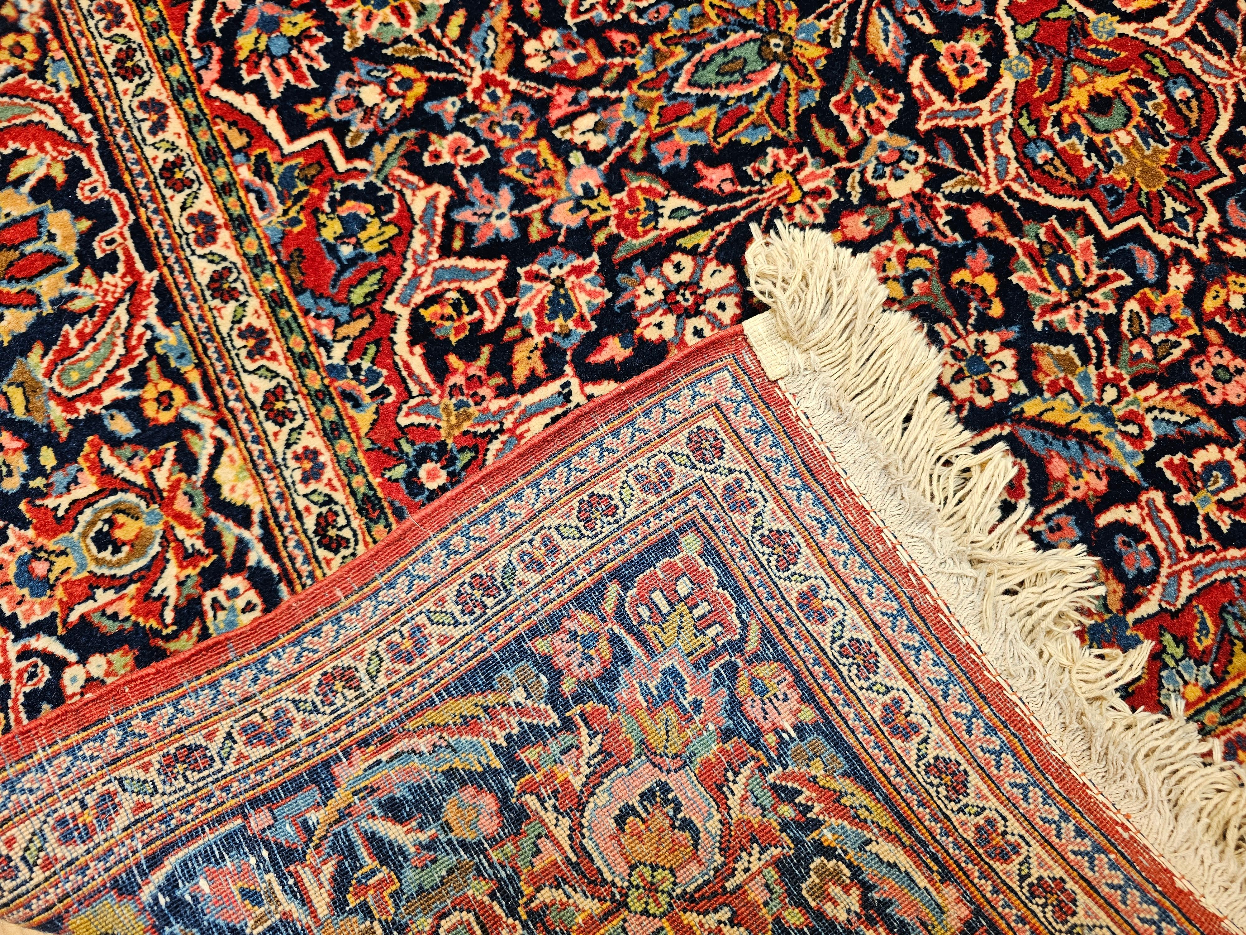 Tapis persan Kashan du début du XXe siècle à motifs floraux dans les tons marine, rouge et bleu en vente 4