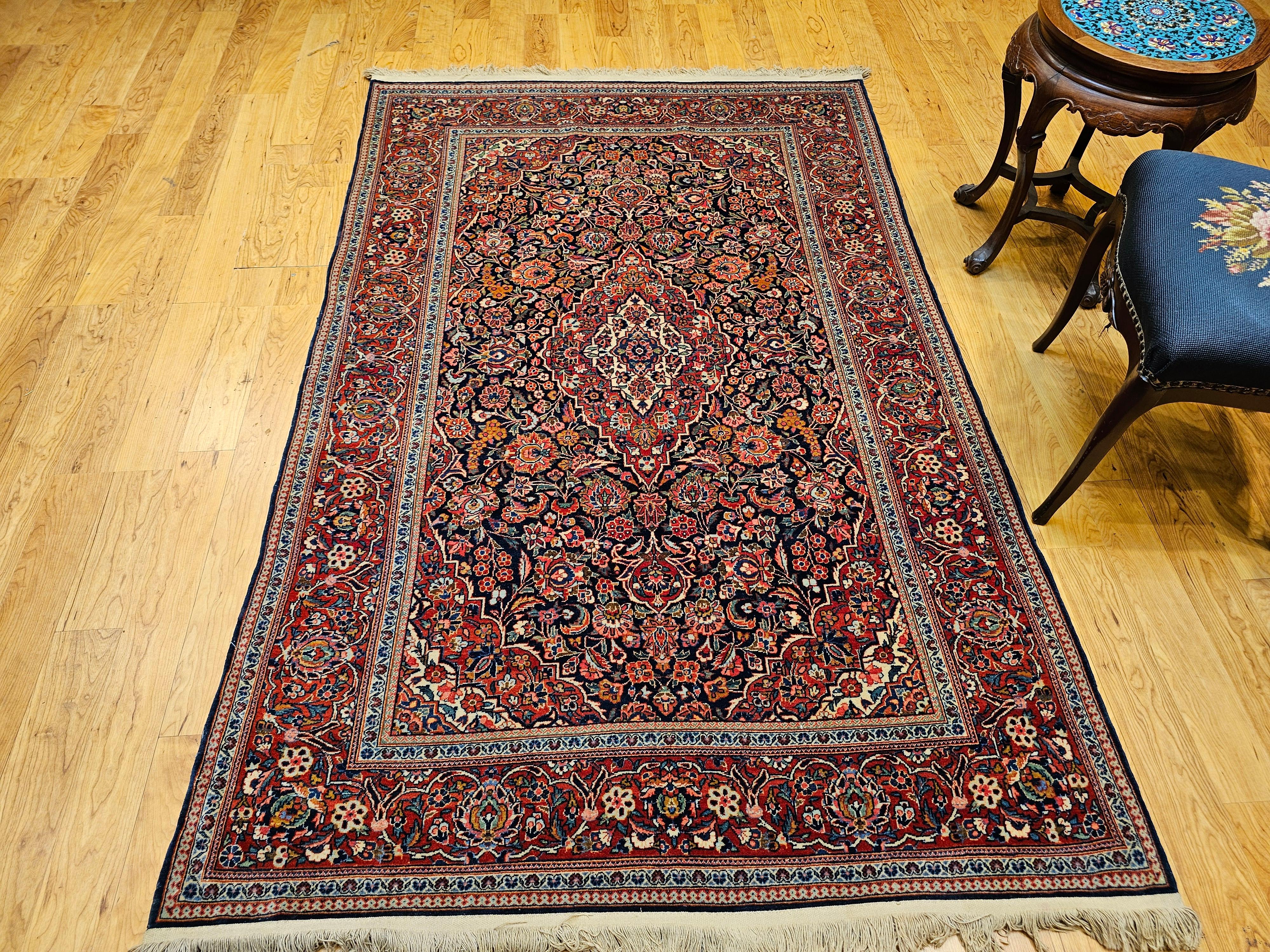 Tapis persan Kashan du début du XXe siècle à motifs floraux dans les tons marine, rouge et bleu en vente 6