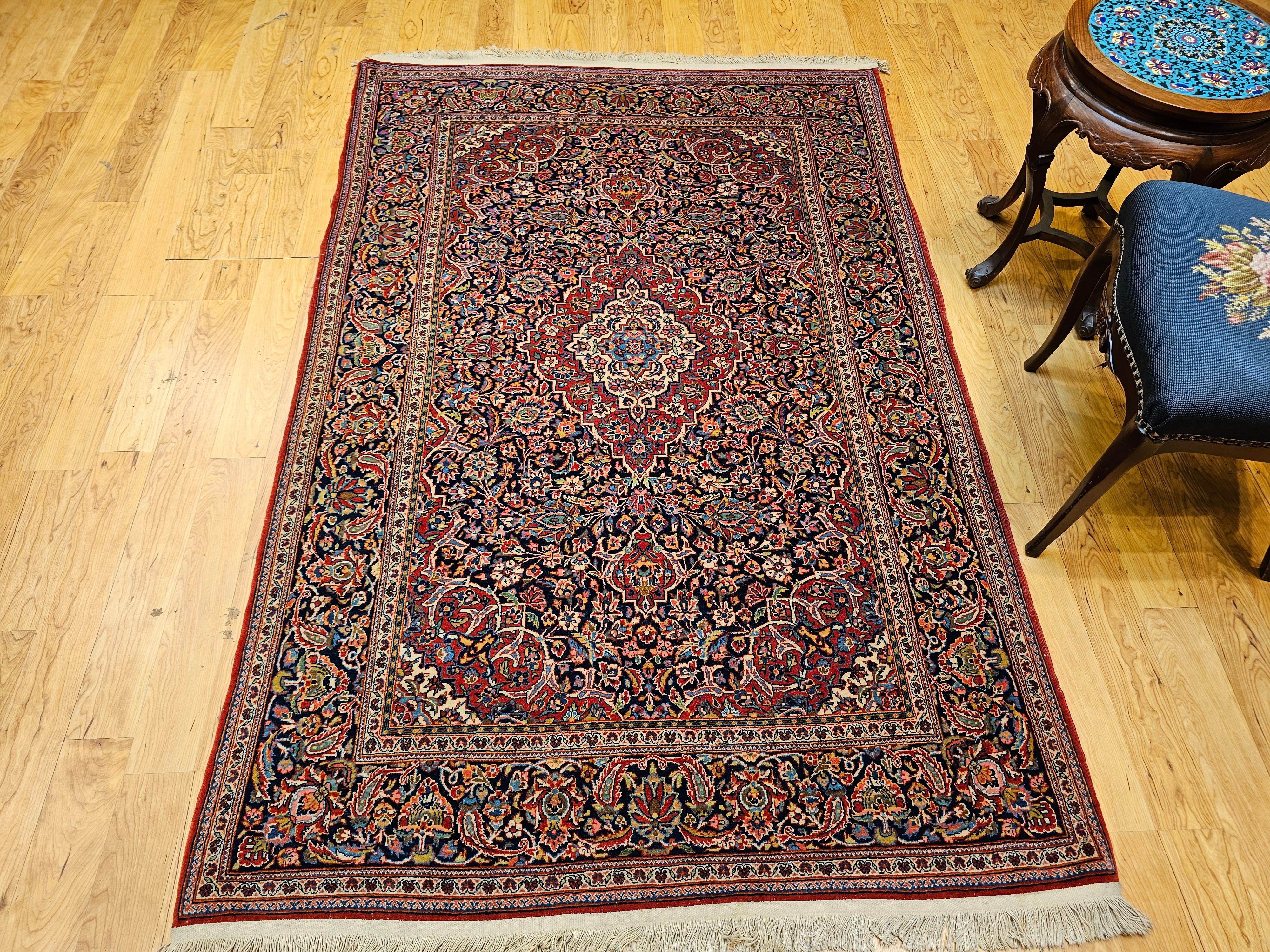 Tapis persan Kashan du début du XXe siècle à motifs floraux dans les tons marine, rouge et bleu en vente 6