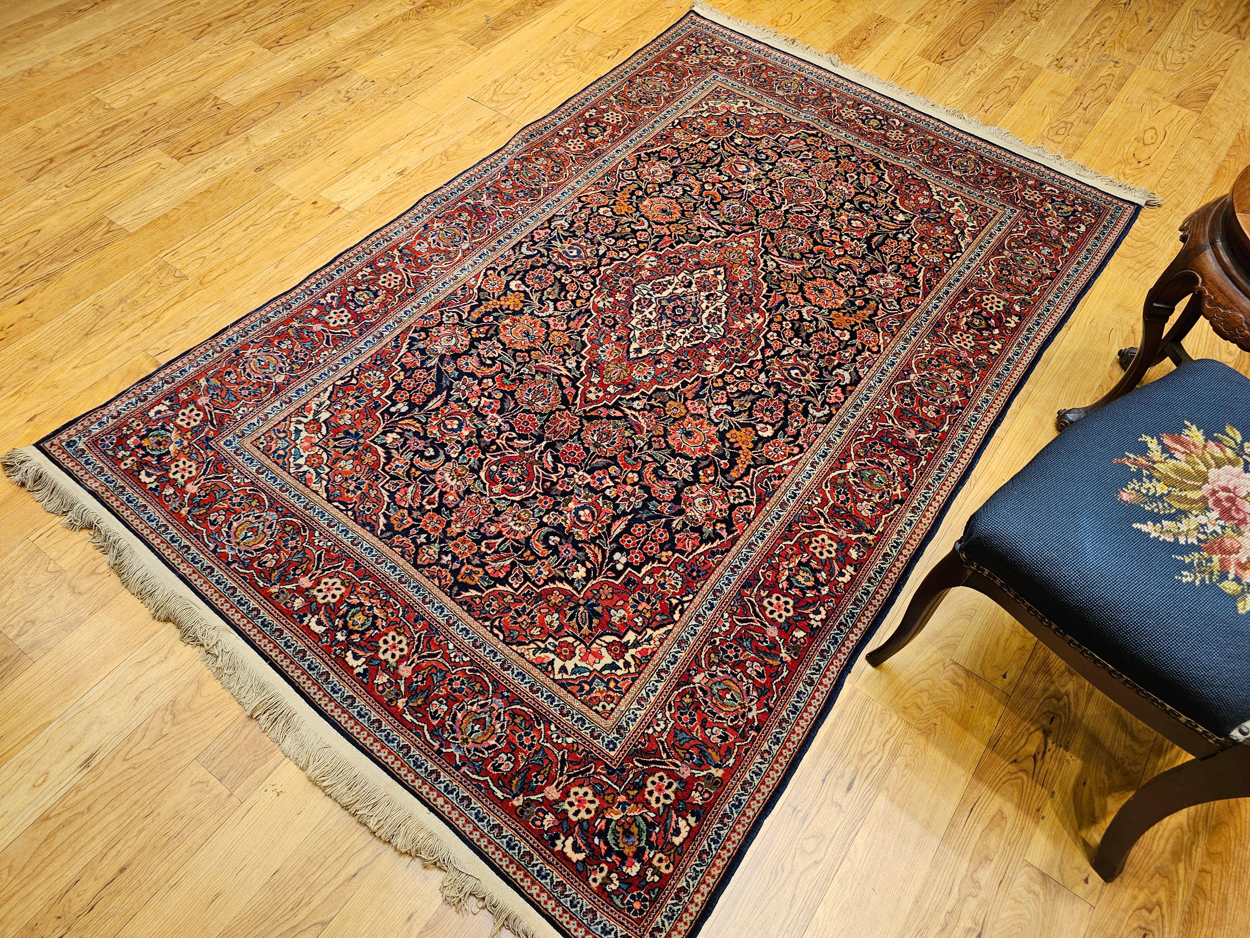 Tapis persan Kashan du début du XXe siècle à motifs floraux dans les tons marine, rouge et bleu en vente 7