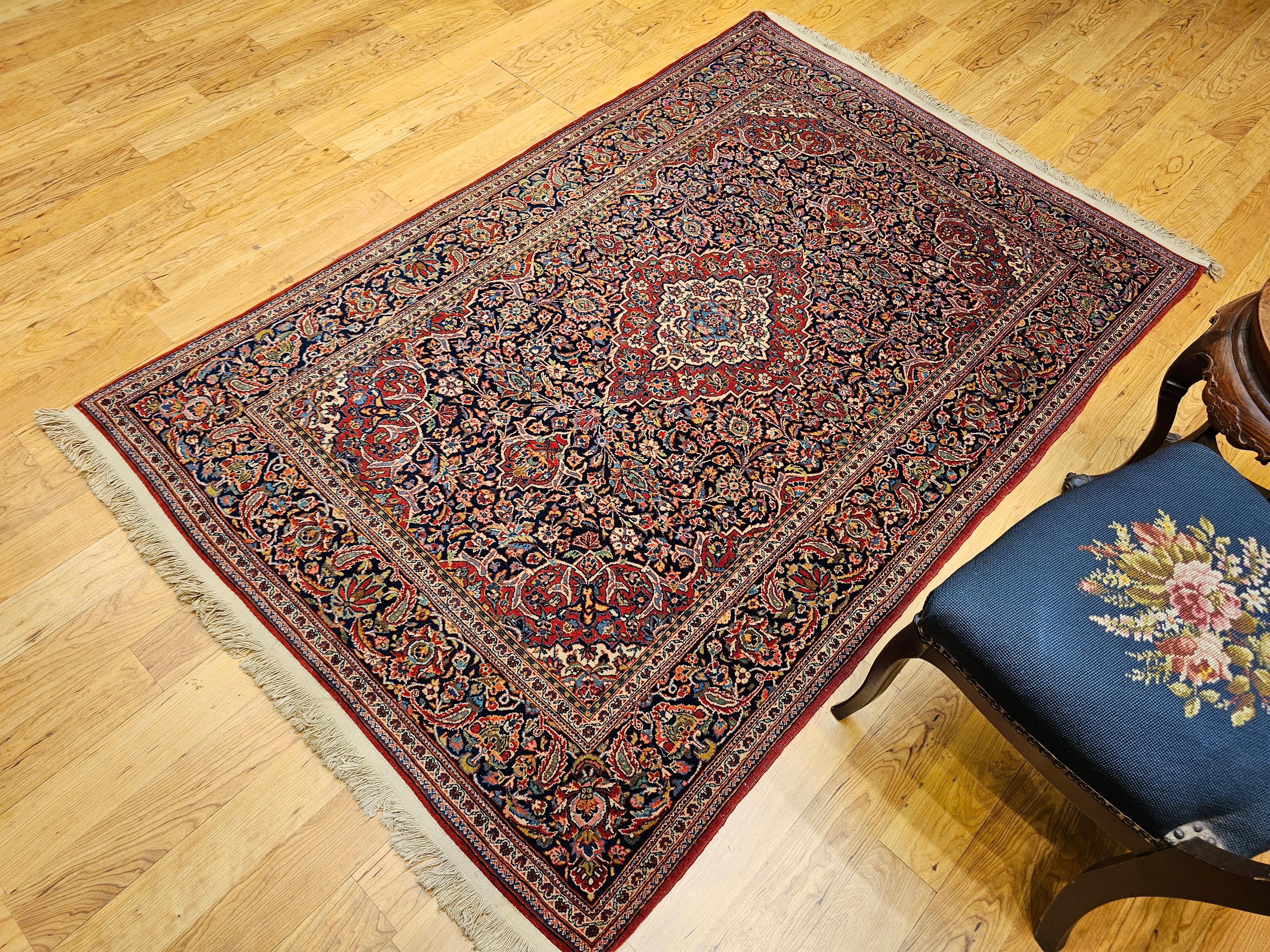 Tapis persan Kashan du début du XXe siècle à motifs floraux dans les tons marine, rouge et bleu en vente 7