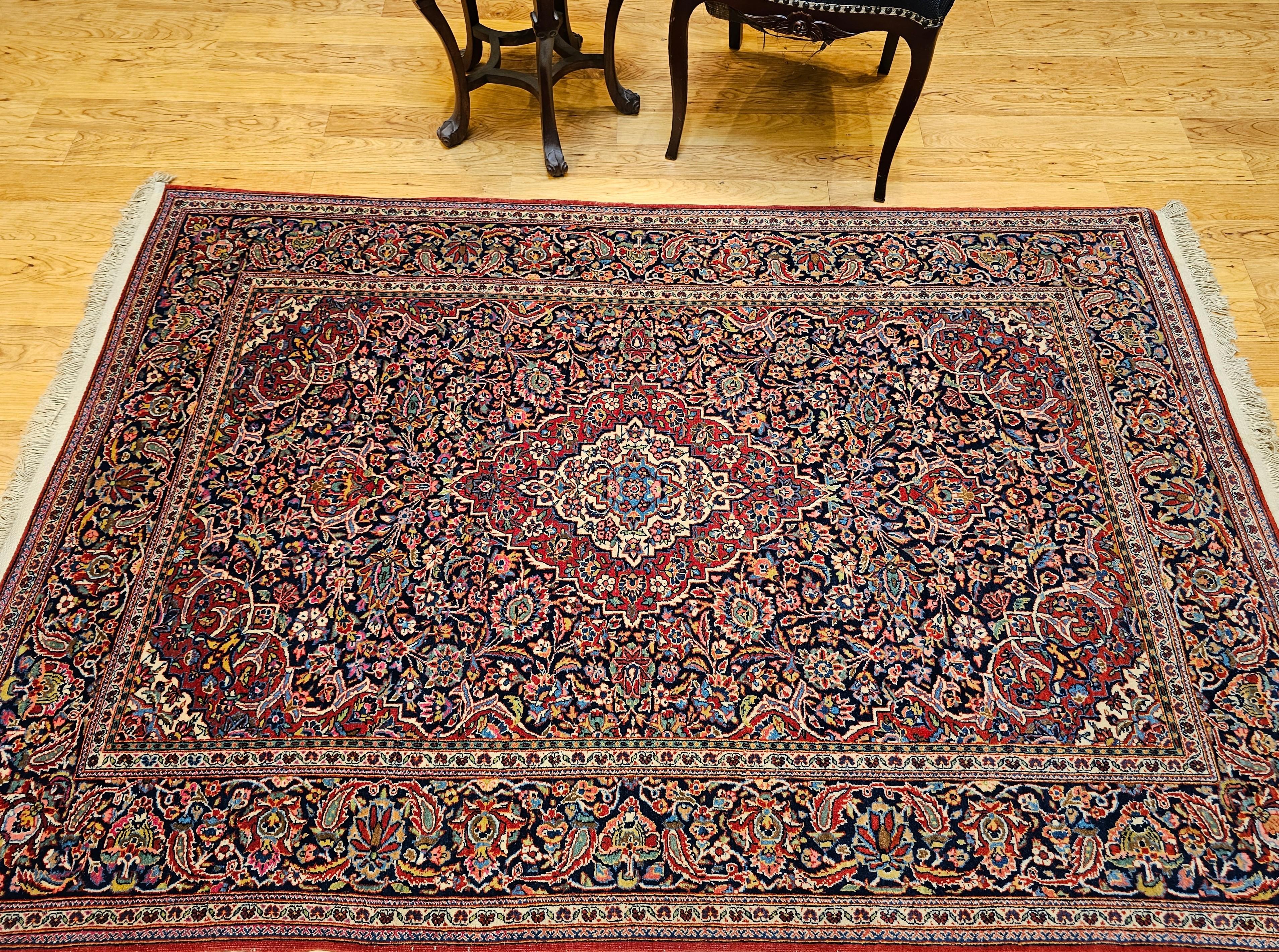 Tapis persan Kashan du début du XXe siècle à motifs floraux dans les tons marine, rouge et bleu en vente 8